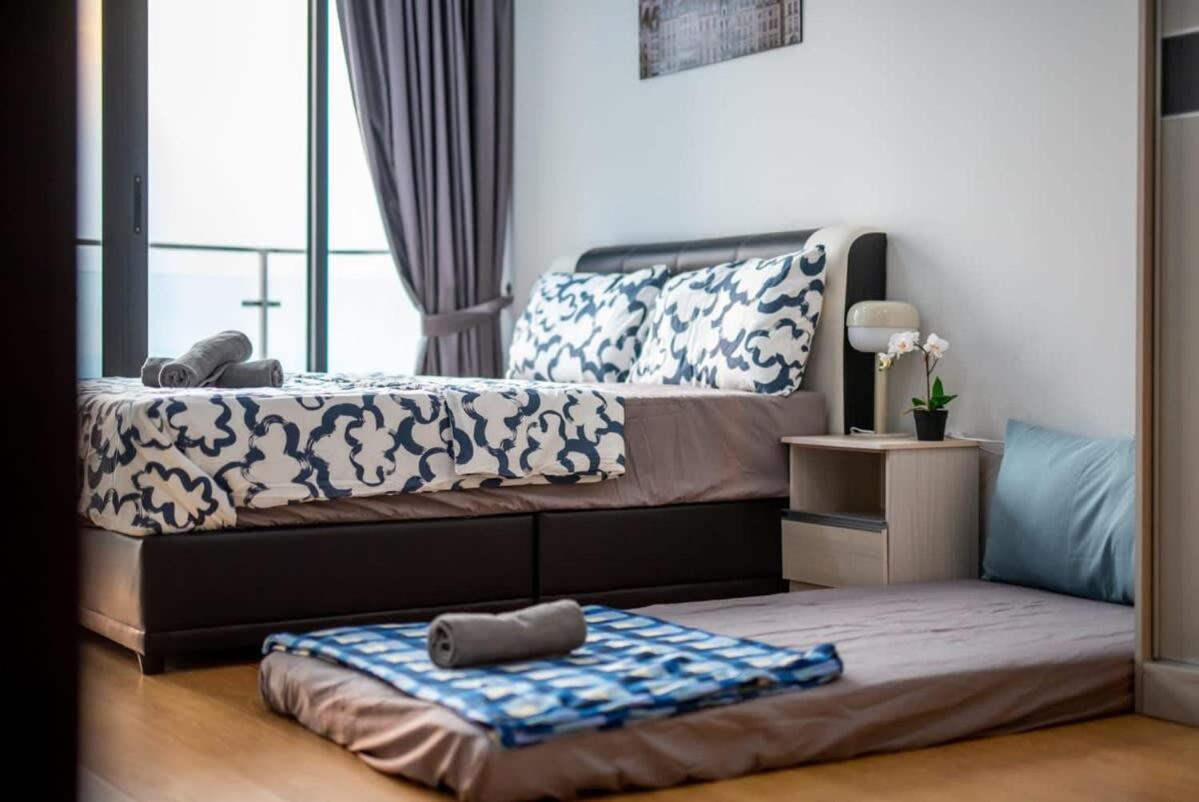 Chic 3BR in Danga Bay with Water Views & Parking