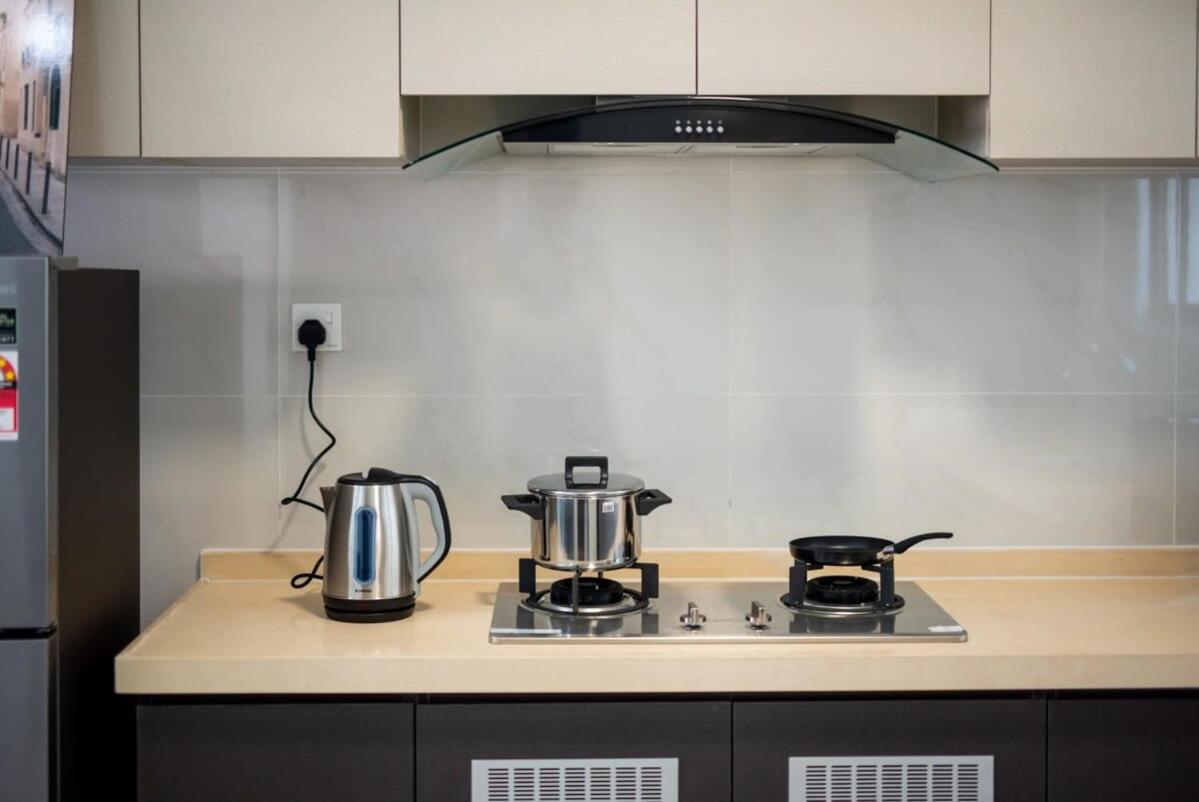 Chic 3BR in Danga Bay with Water Views & Parking