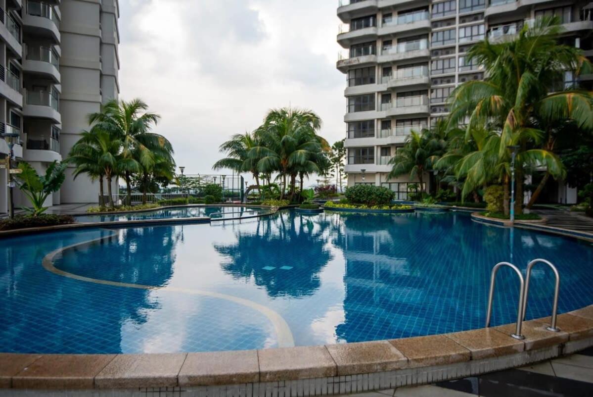 Chic 3BR in Danga Bay with Water Views & Parking