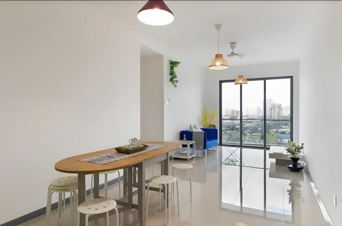 Modern 3BR Apt Near Desa Park Mont Kiara Parking