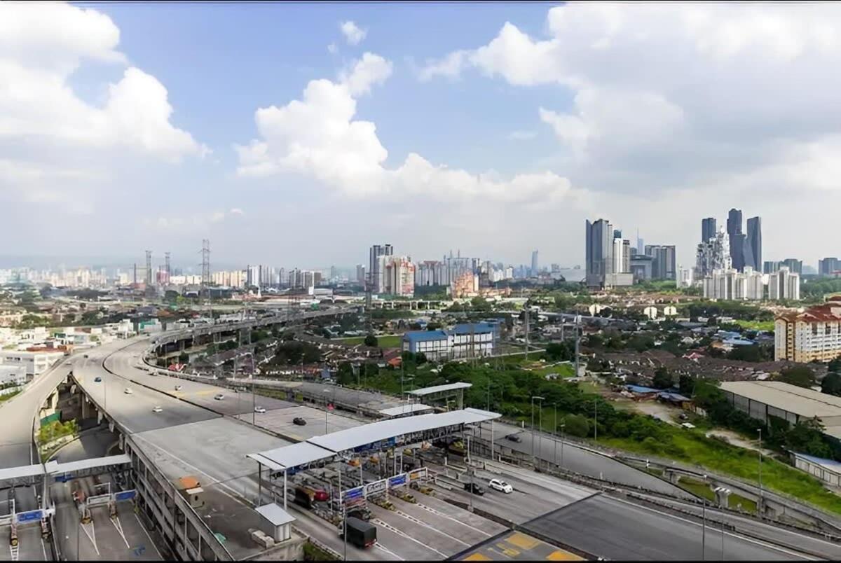 Modern 3BR Apt Near Desa Park Mont Kiara Parking