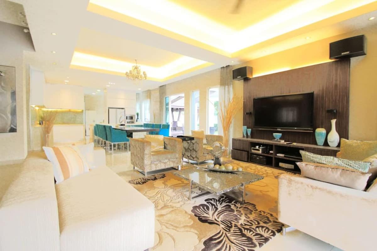 A Spacious & Lux 4BR House with Gazebo photo 3