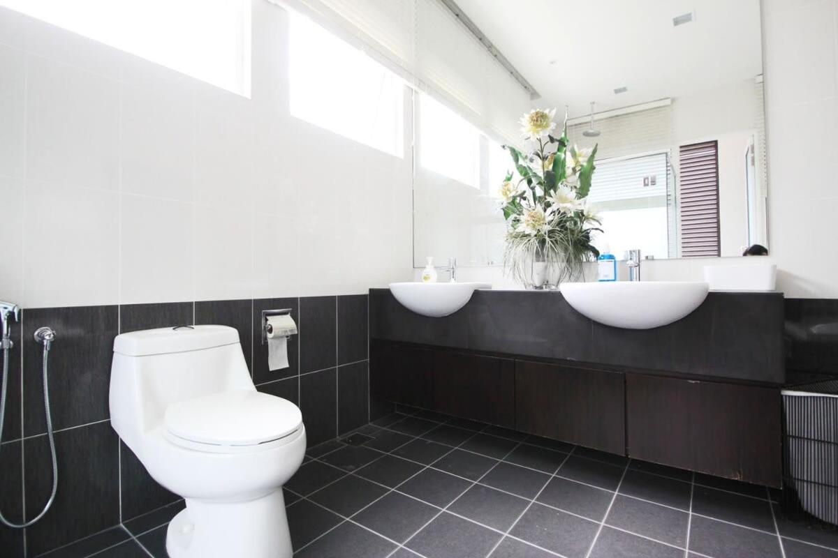 A Spacious & Lux 4BR House with Gazebo photo 6