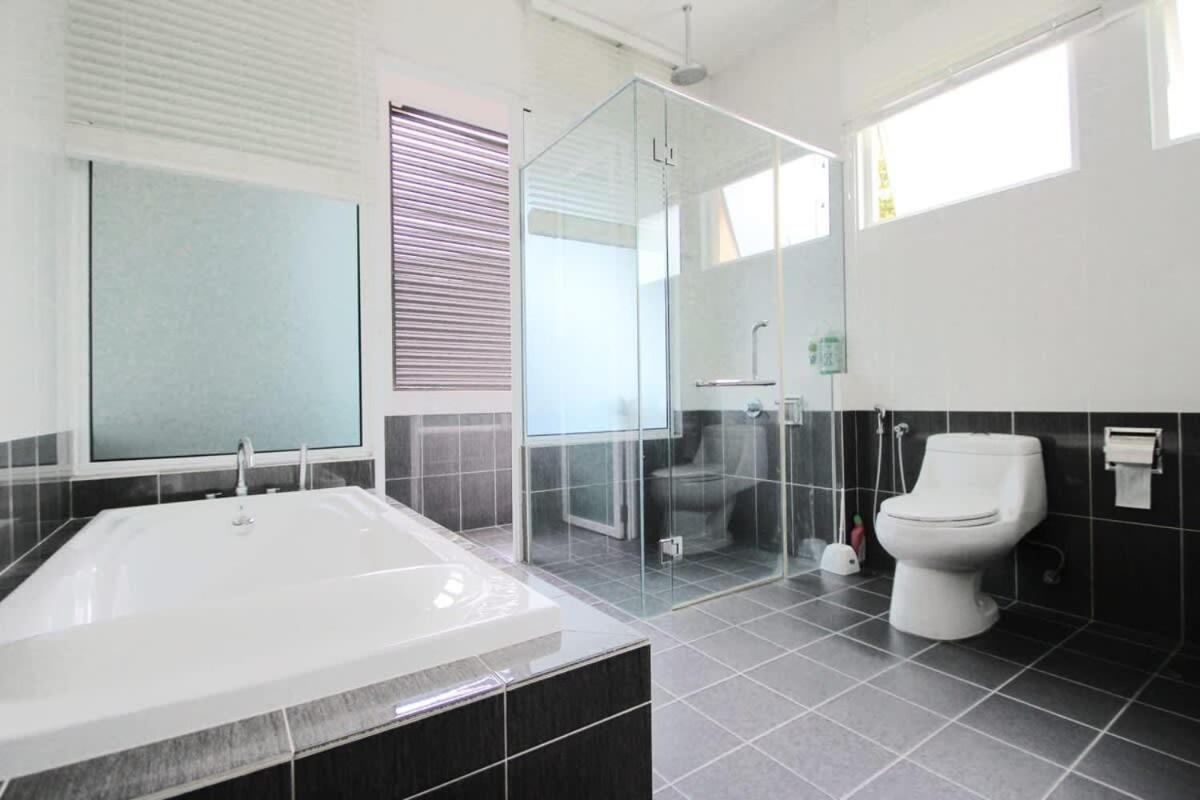 A Spacious & Lux 4BR House with Gazebo photo 5