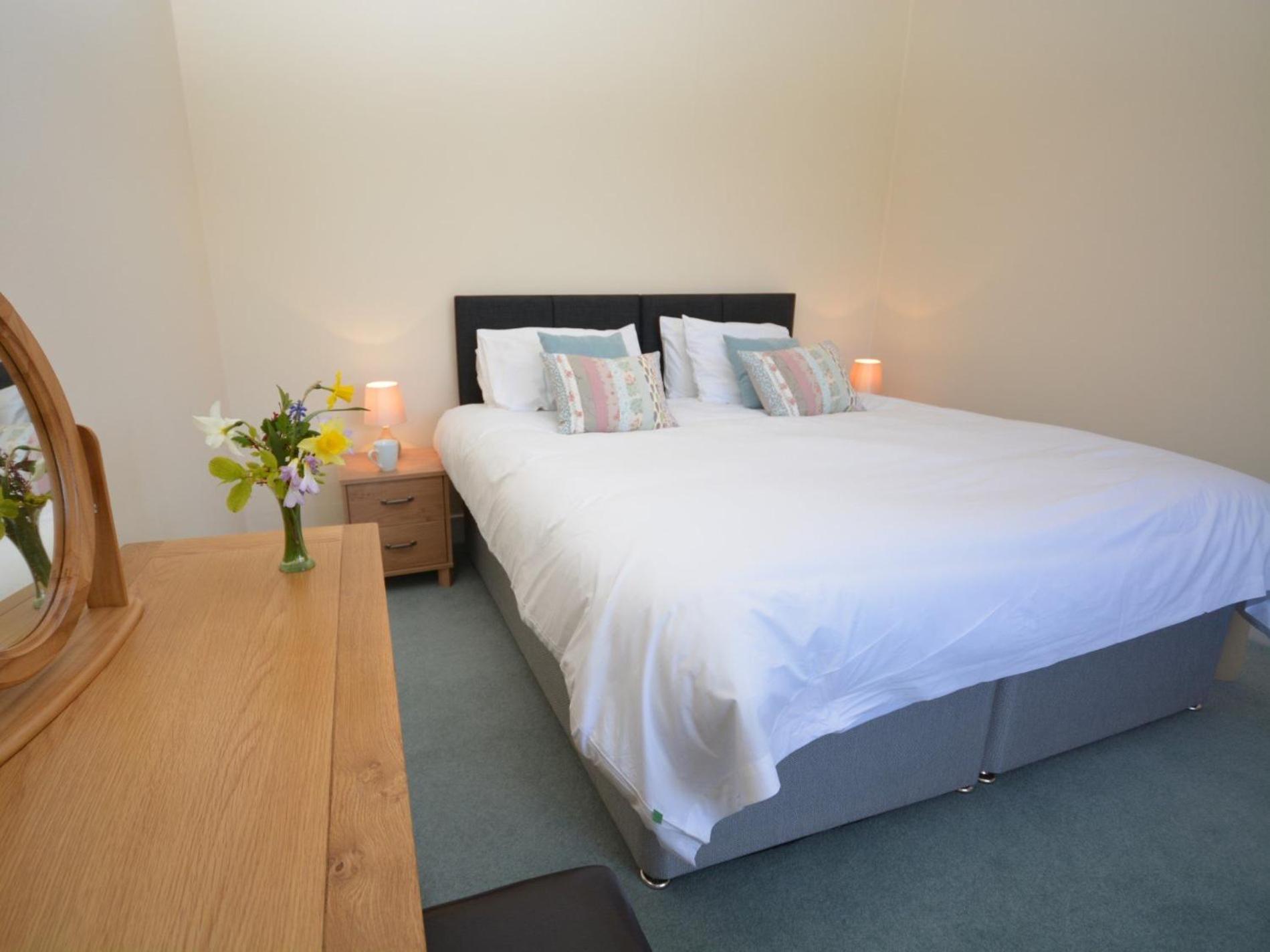 5 bed in Barnstaple SHIRW view 4