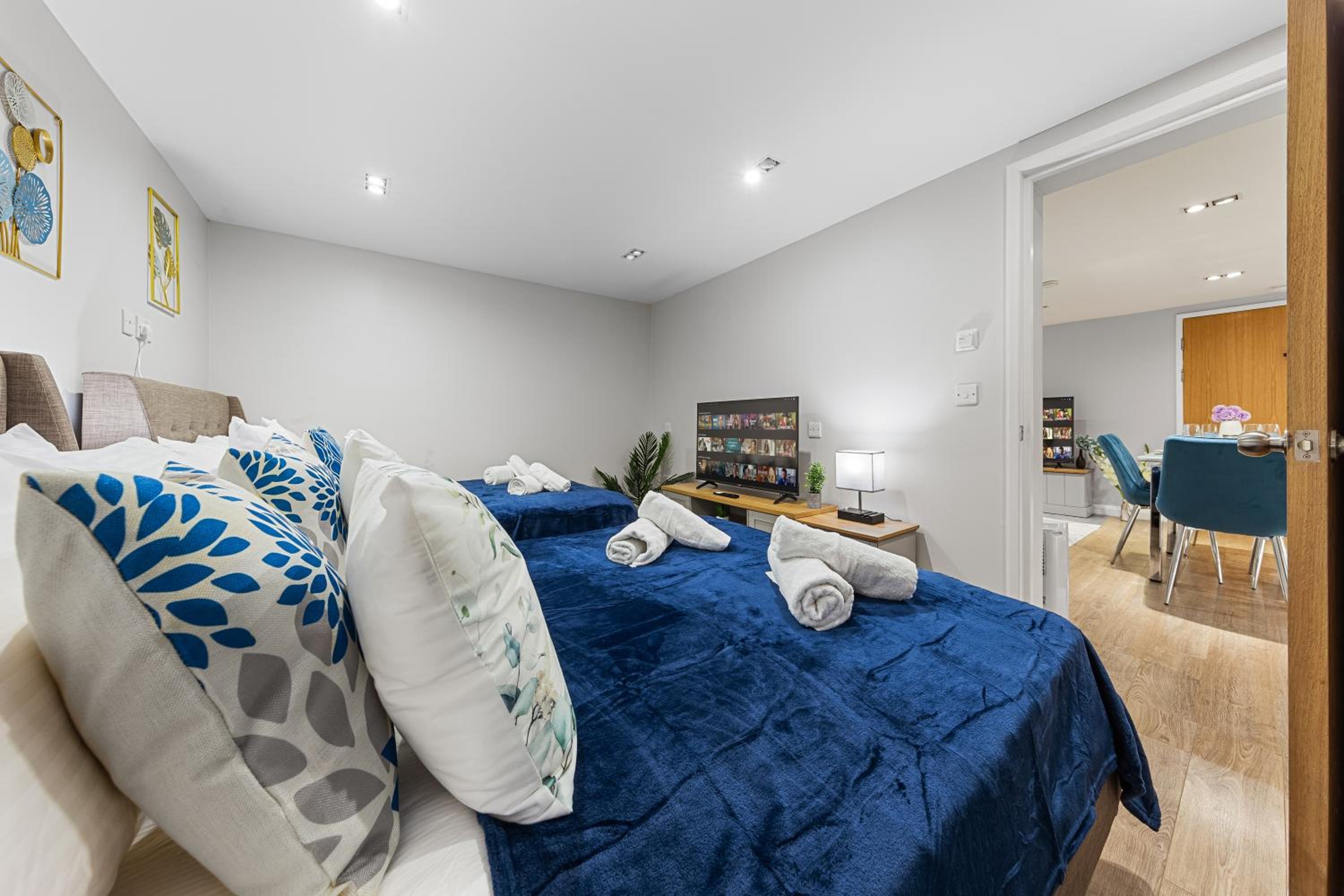 Contractor & Family Friendly, Central London Access, Mini Bar, AC