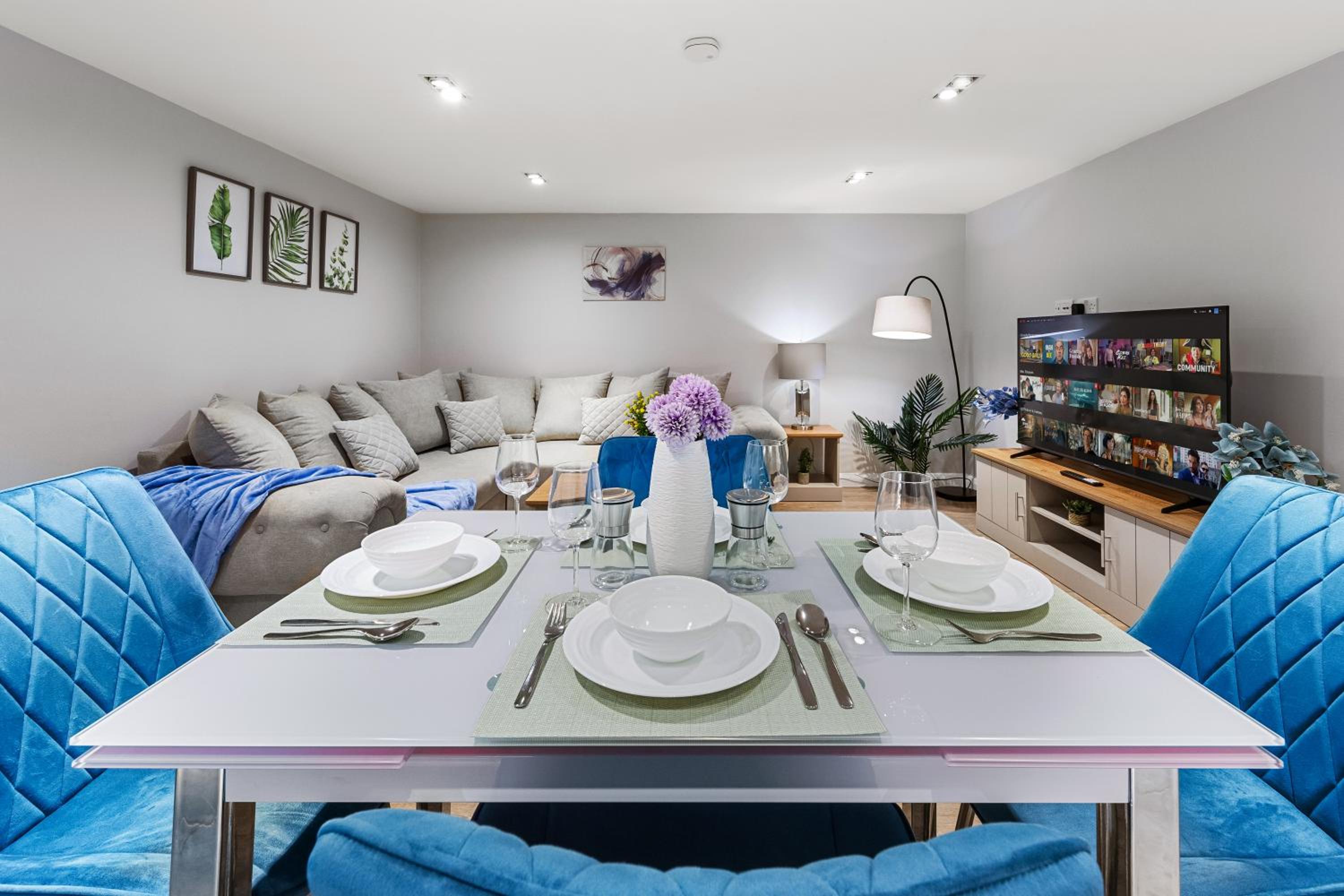 Contractor & Family Friendly, Central London Access, Mini Bar, AC