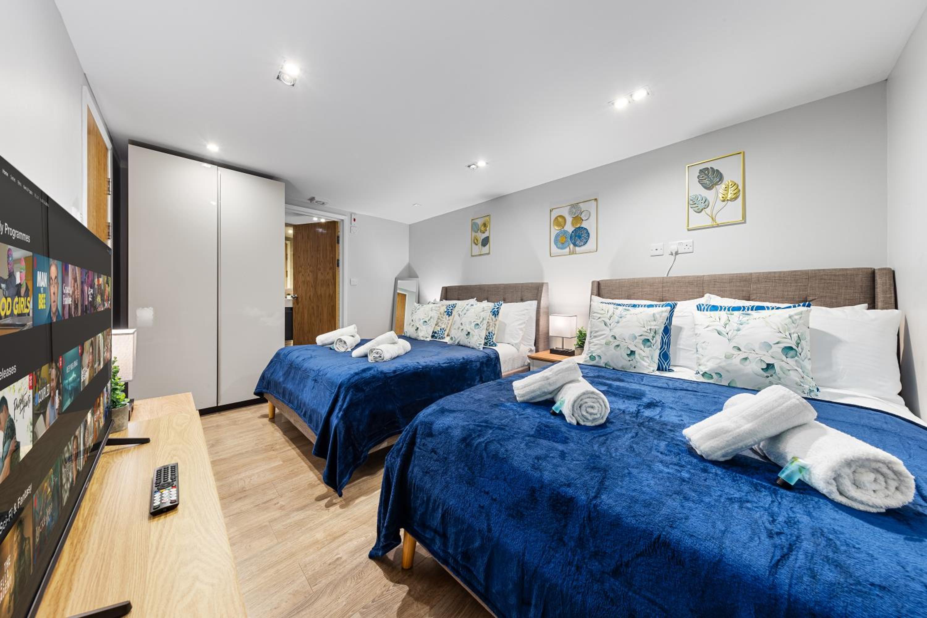 Contractor & Family Friendly, Central London Access, Mini Bar, AC