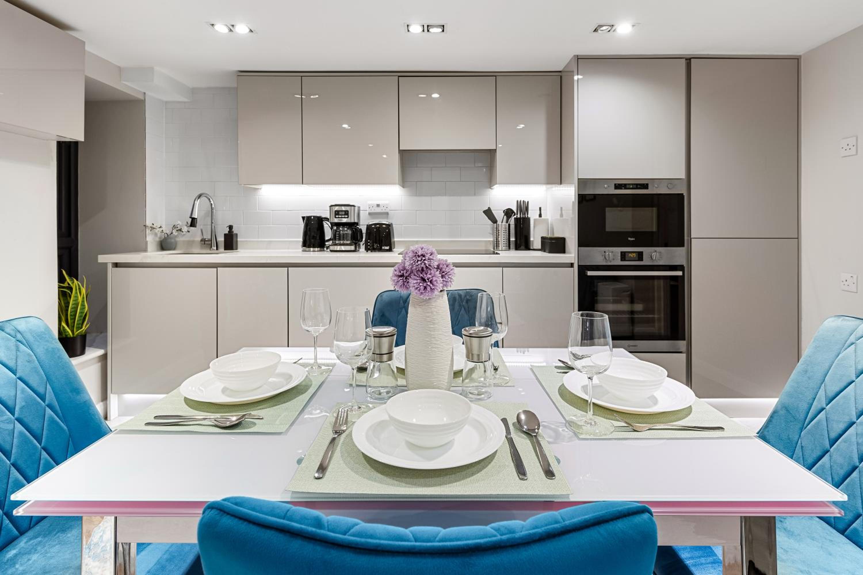 Contractor & Family Friendly, Central London Access, Mini Bar, AC