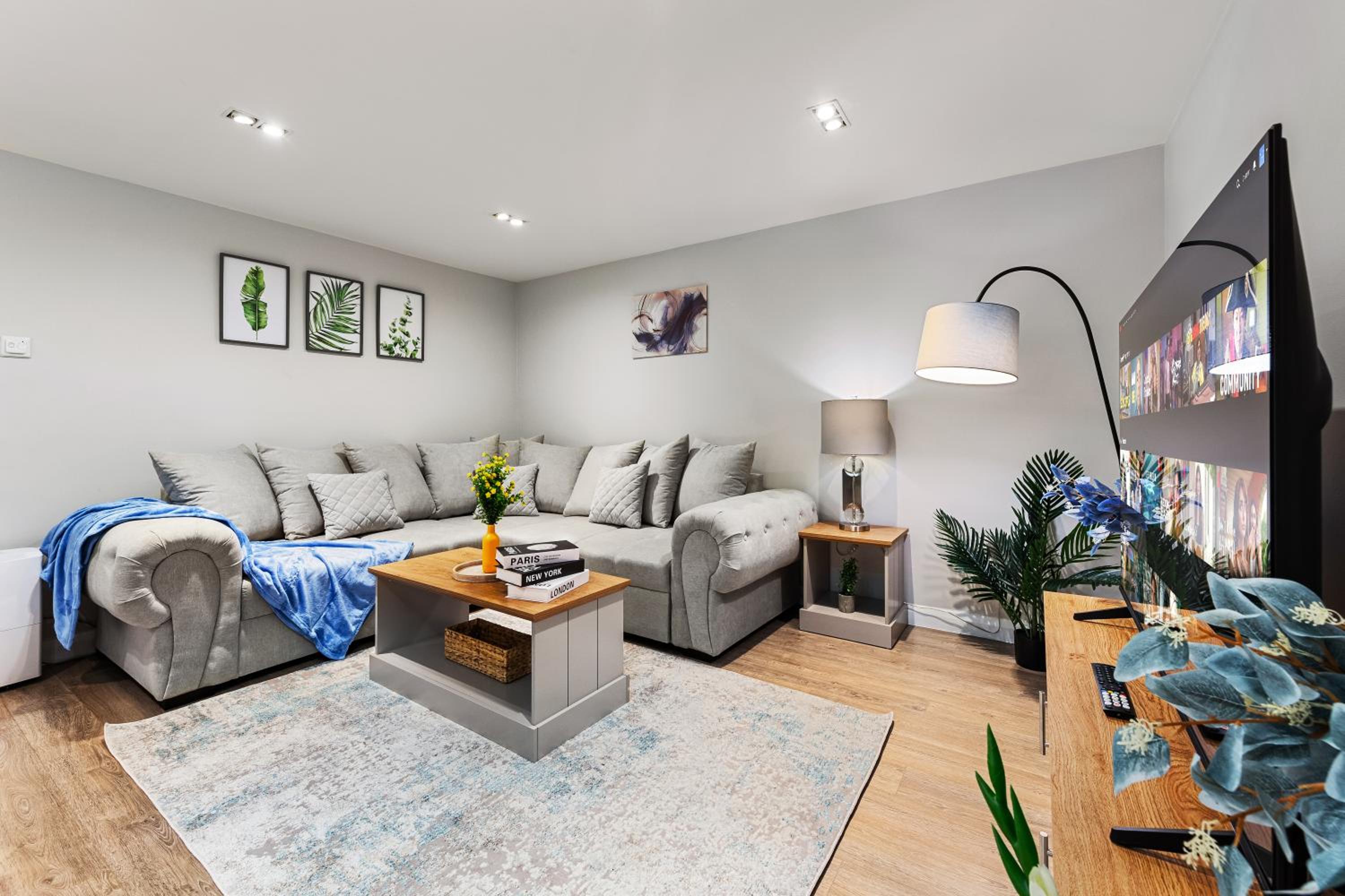 Contractor & Family Friendly, Central London Access, Mini Bar, AC