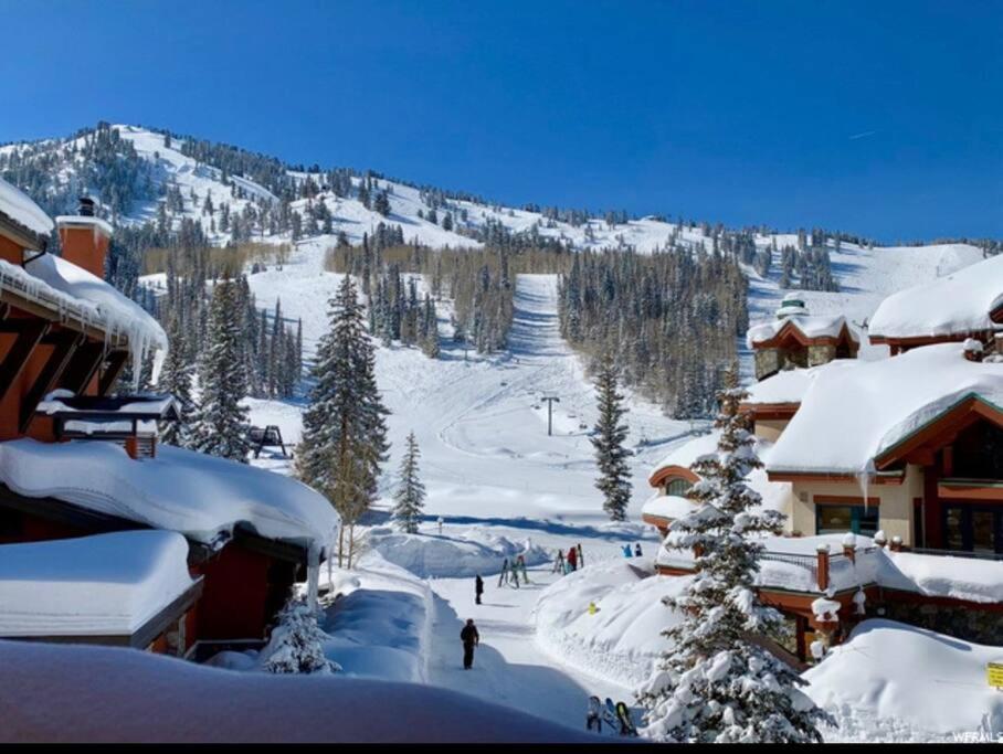 Ski In-Out Hot Tub Gym Sauna Pool Reserved Parking -501 view 4