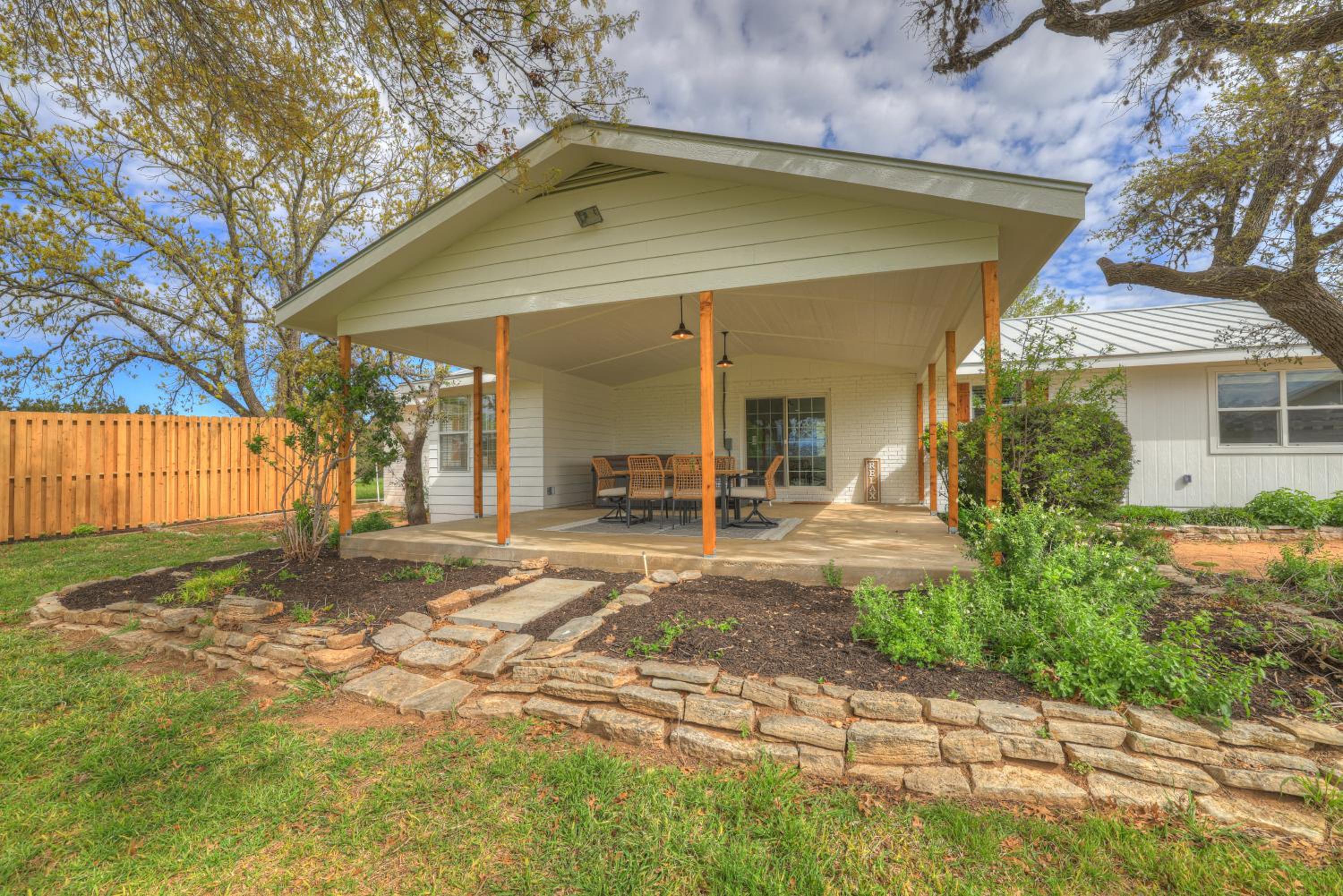 River Oaks Retreat with Hot Tub view 2
