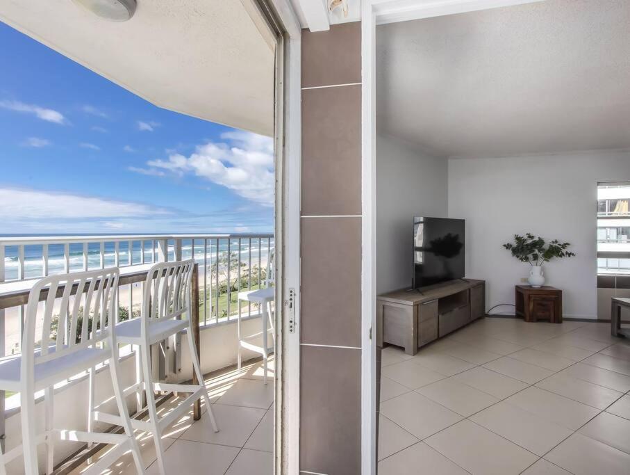 Absolute Beachfront Apartment in Paradise