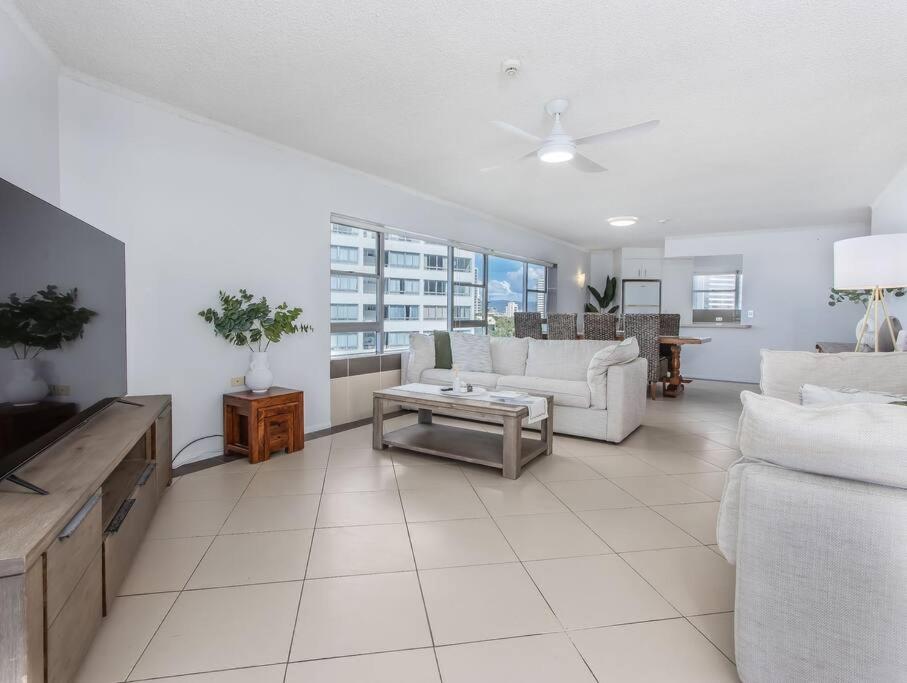 Absolute Beachfront Apartment in Paradise