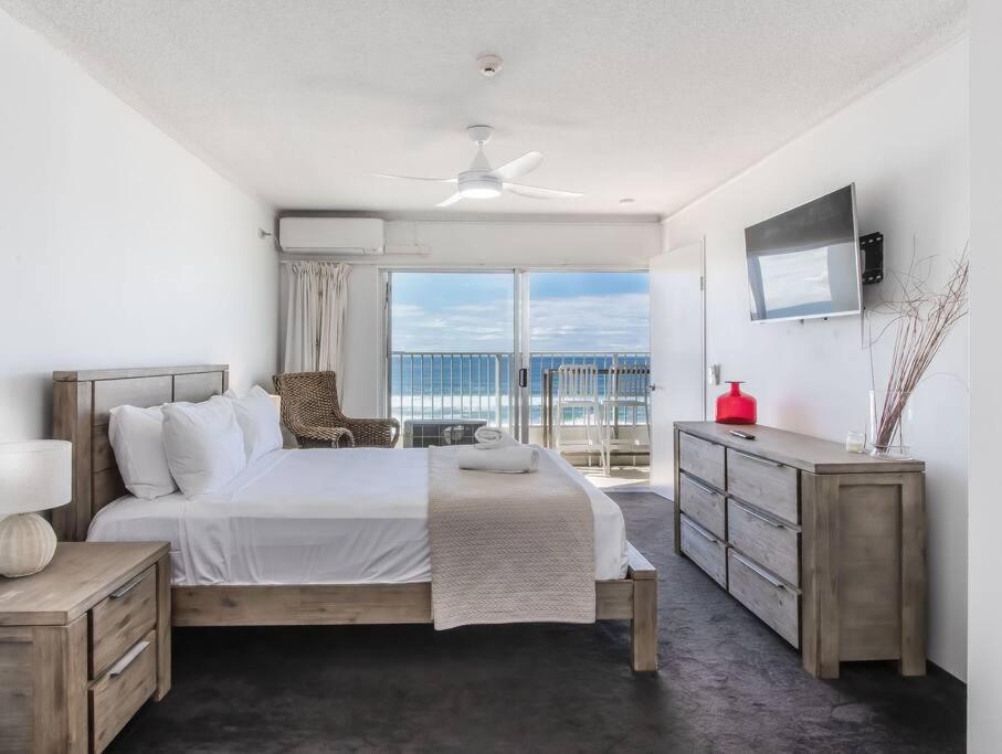 Absolute Beachfront Apartment in Paradise