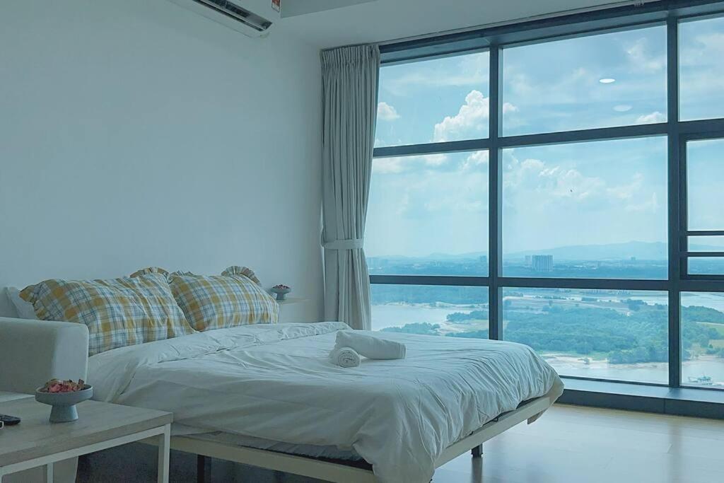 Urban Vista: Studio with Stunning City Views