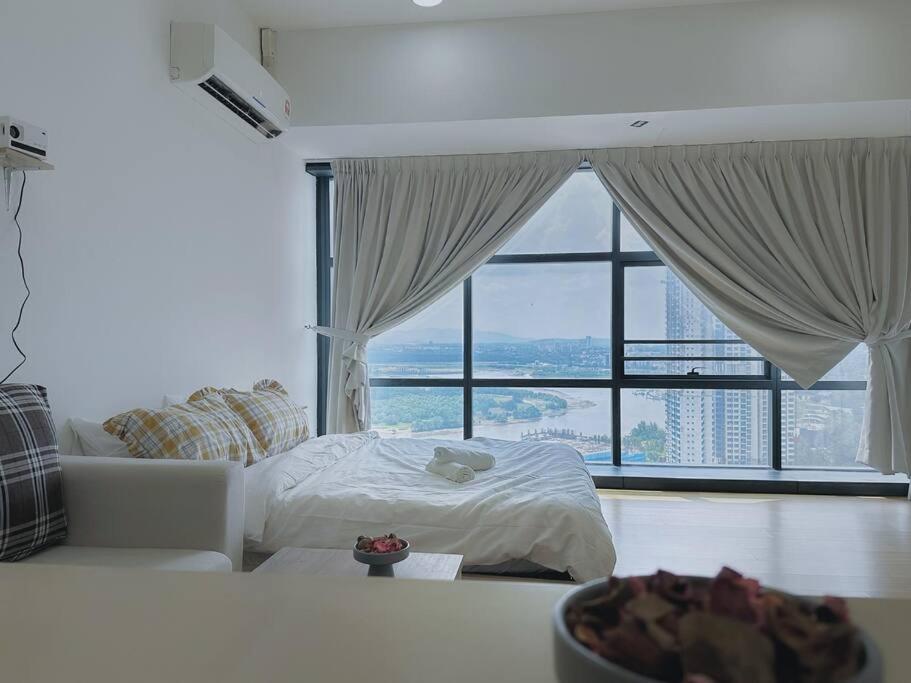 Urban Vista: Studio with Stunning City Views