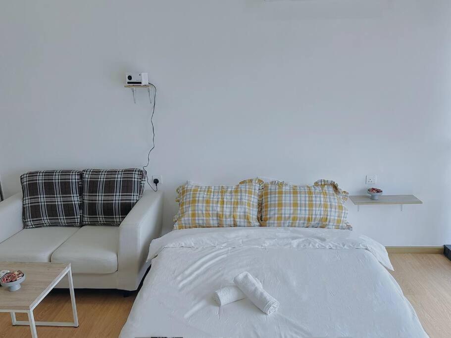Urban Vista: Studio with Stunning City Views