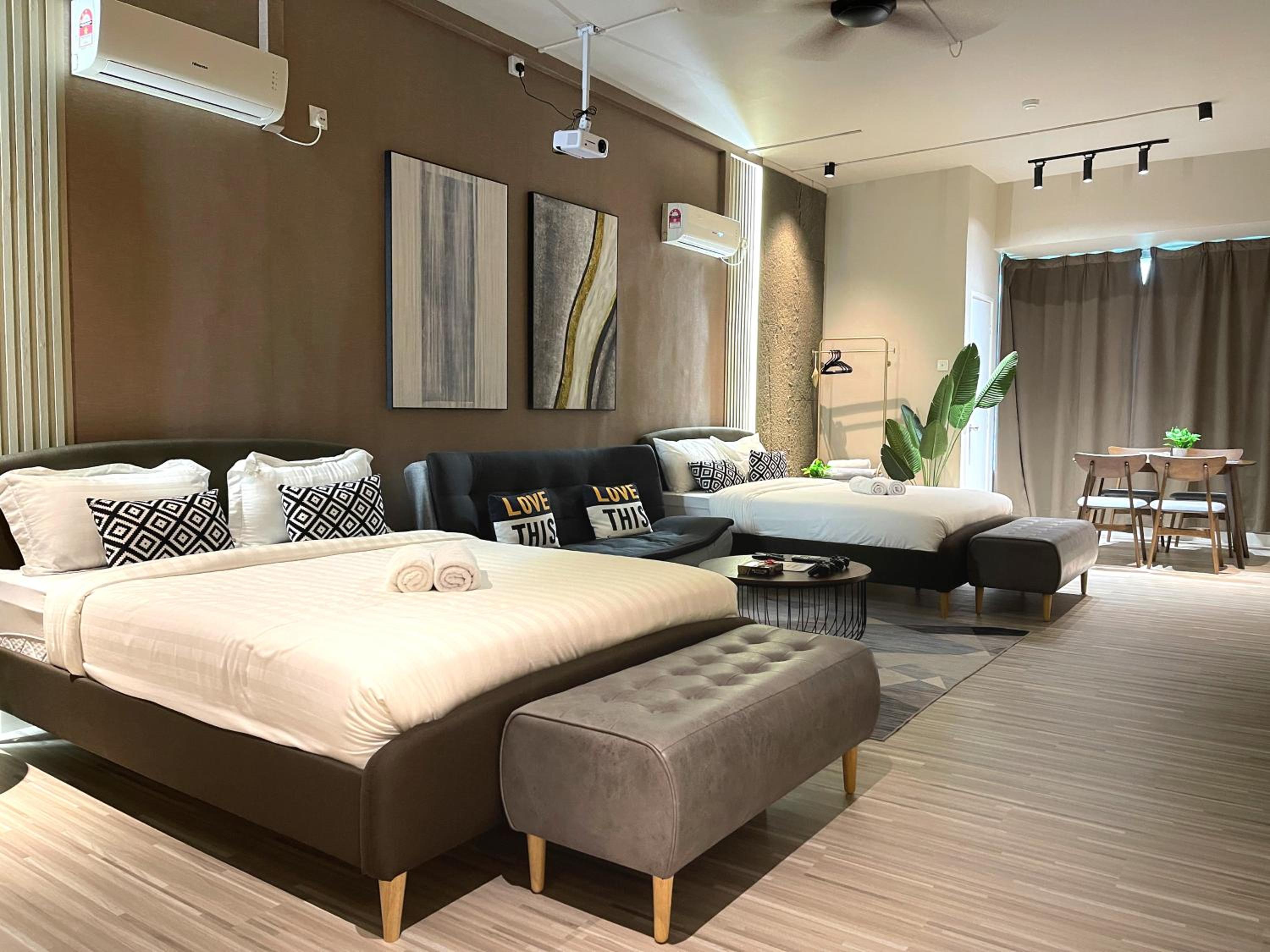 Hotel Cozy Milky Home Mount Austin JB 5 Pax - Image 1