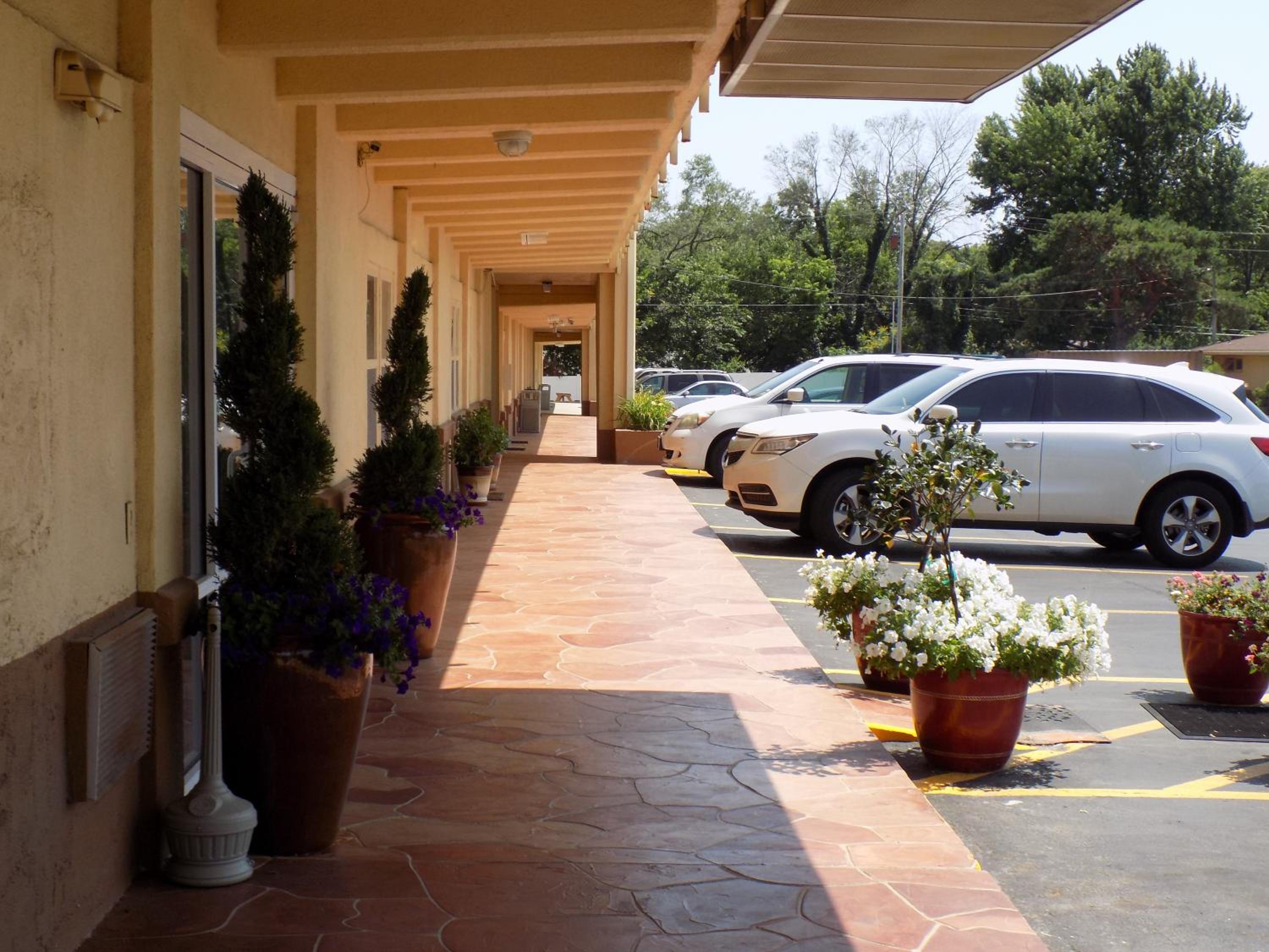 Lawrence Vacations - Virginia Inn - Property Image 17