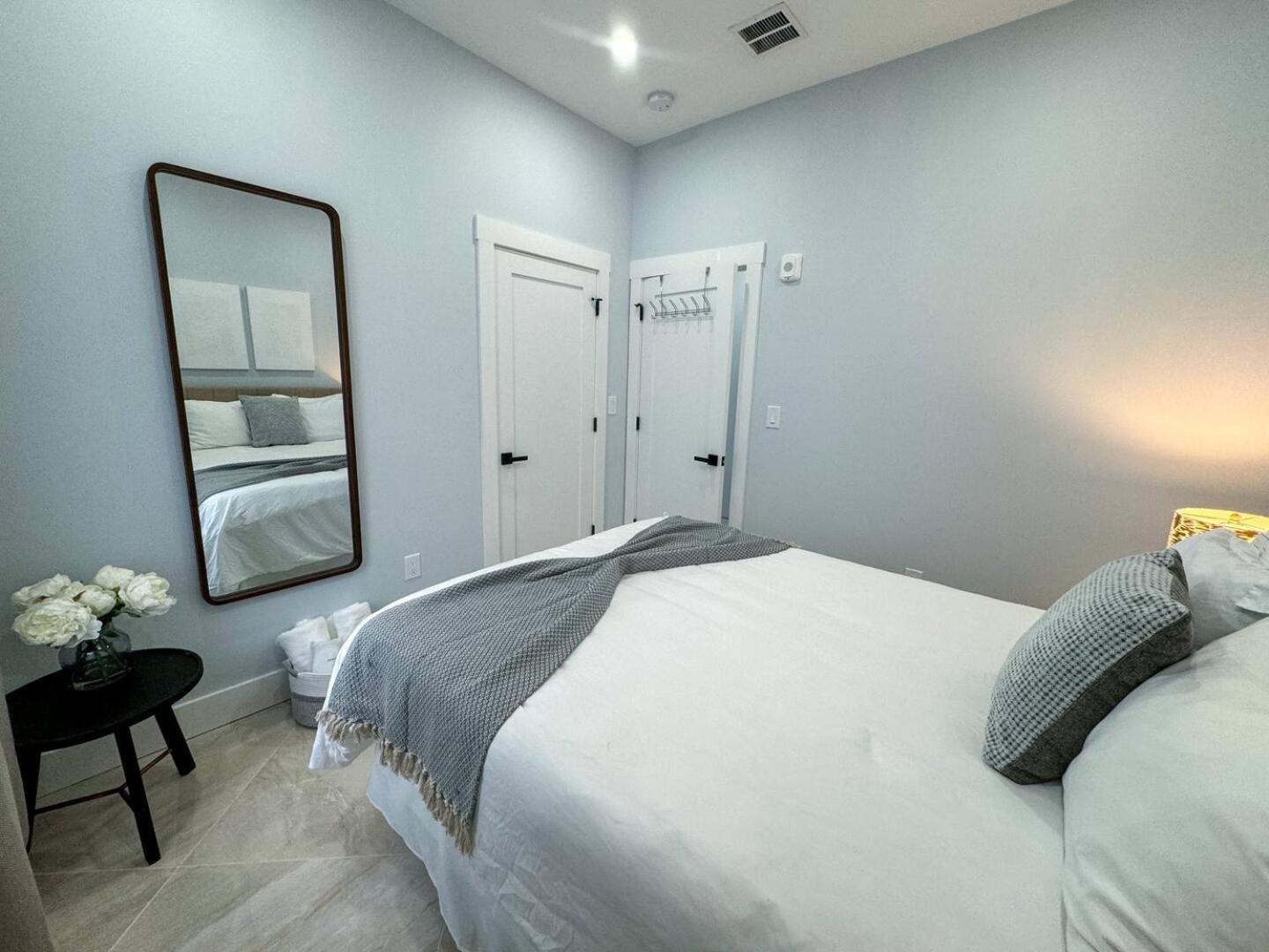 3br Gem Skyline Views, Laundry & Central Air photo 4