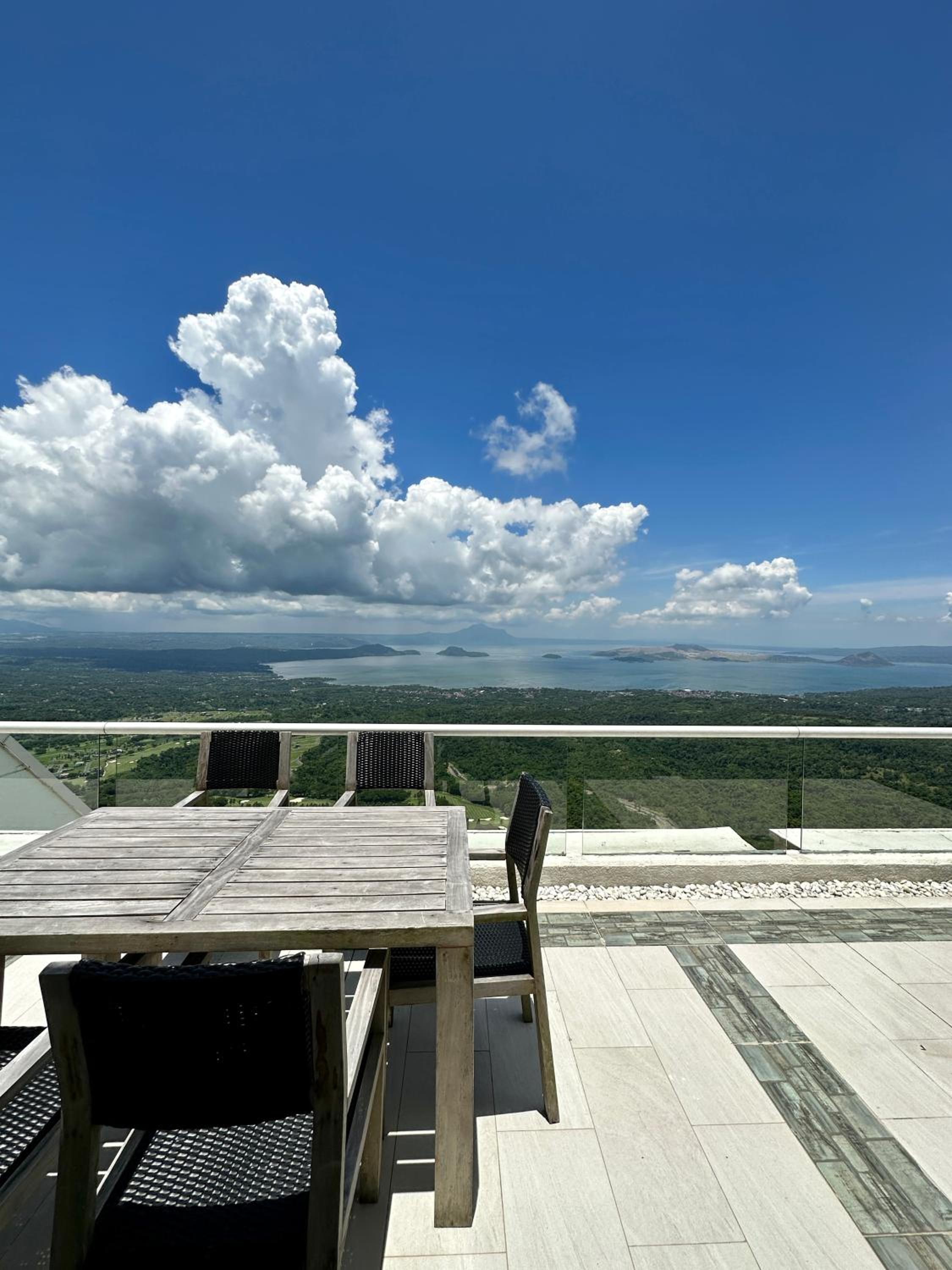 2 BR Lime Penthouse, Tagaytay Highlands view 4