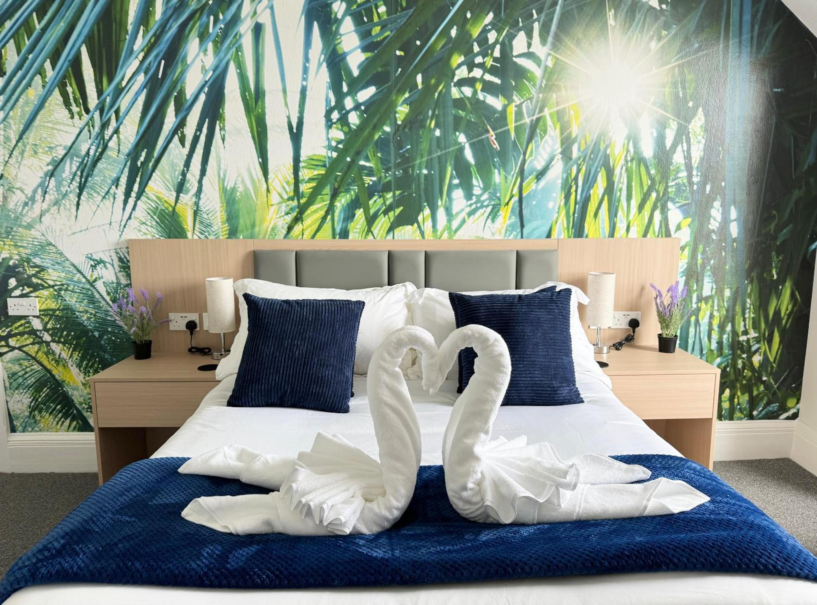 Atlantic House, Spectacular beach front luxury house, sleeps 22+