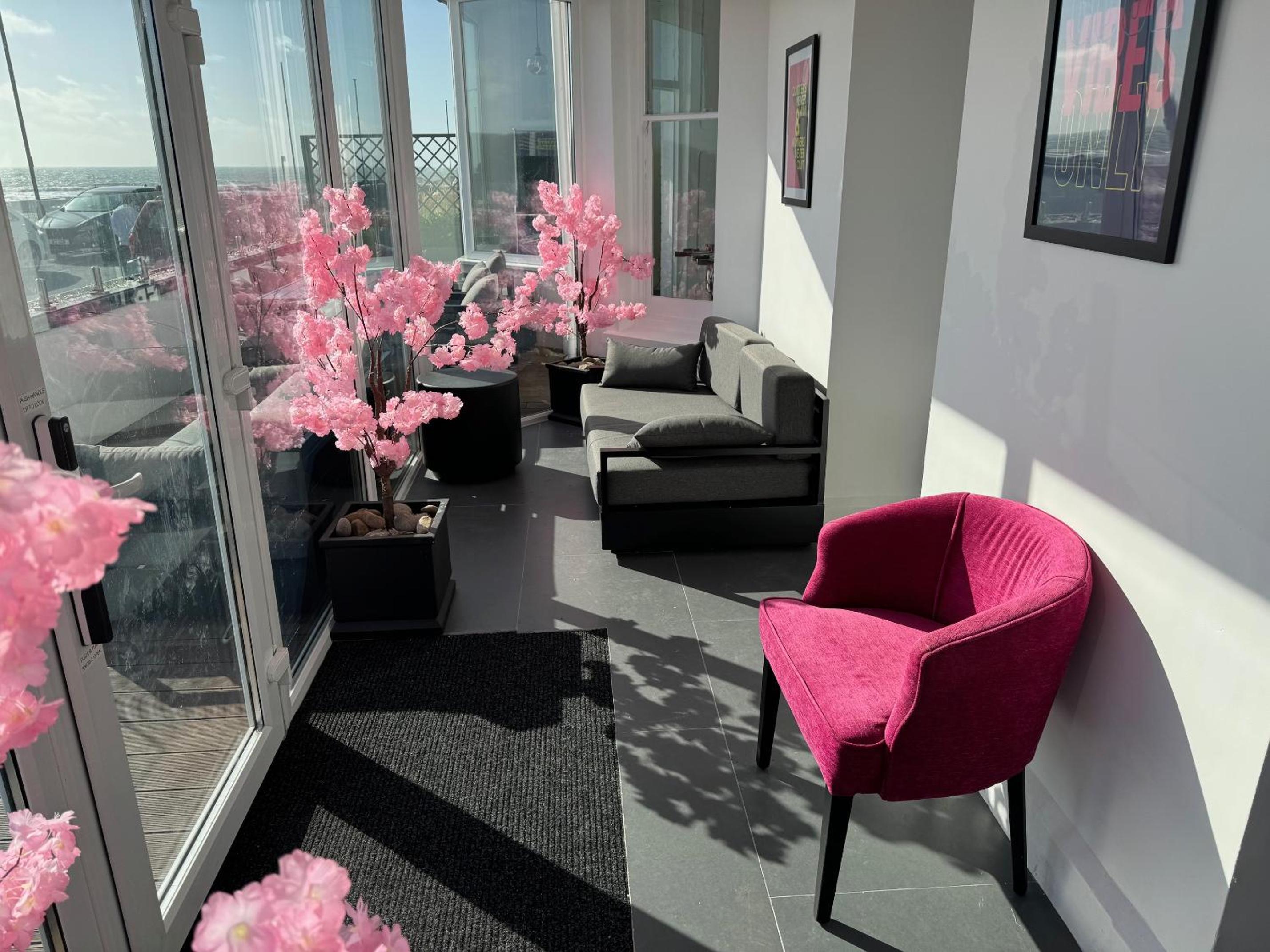 Atlantic House, Spectacular beach front luxury house, sleeps 22+
