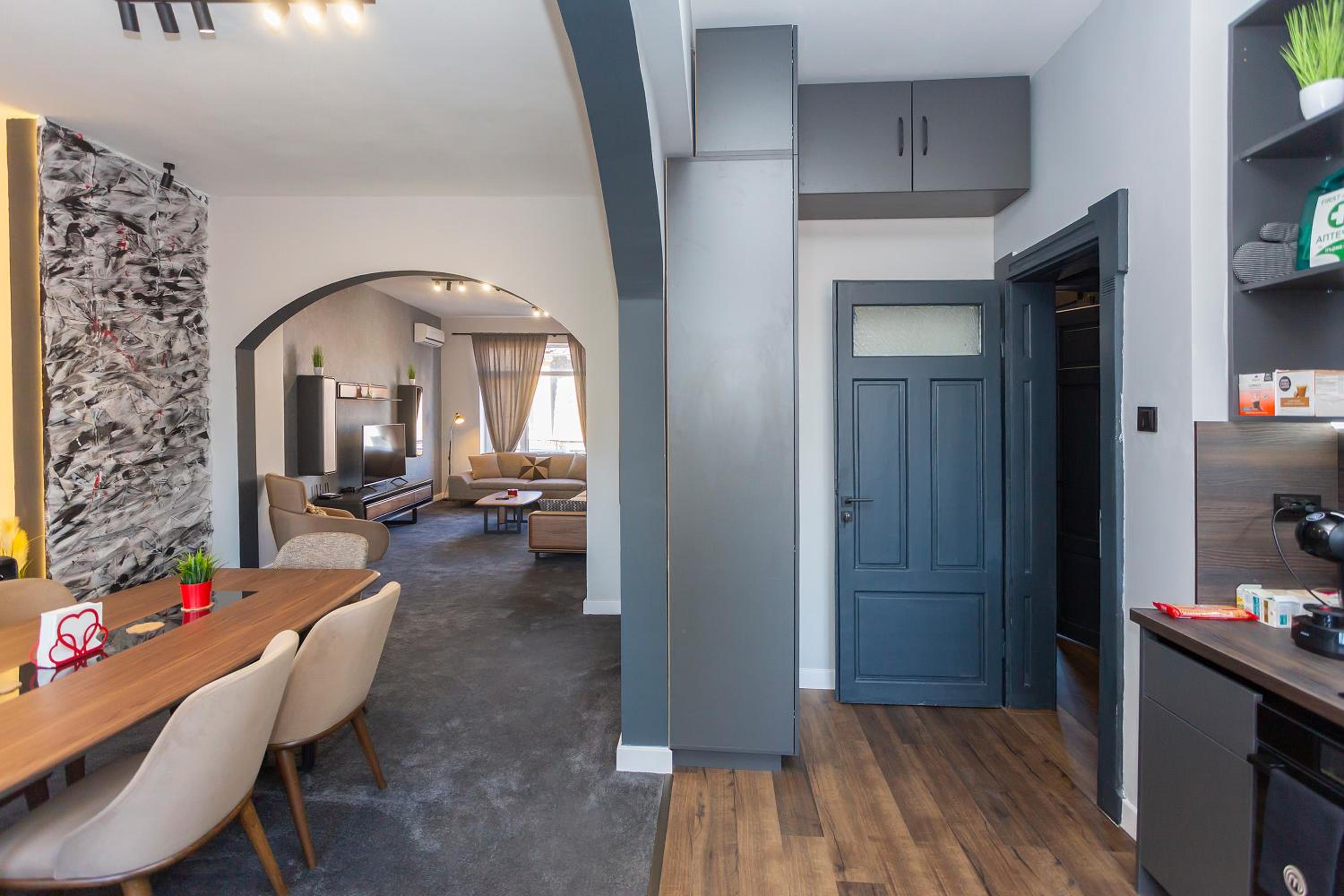 Urban Elegance Apartment
