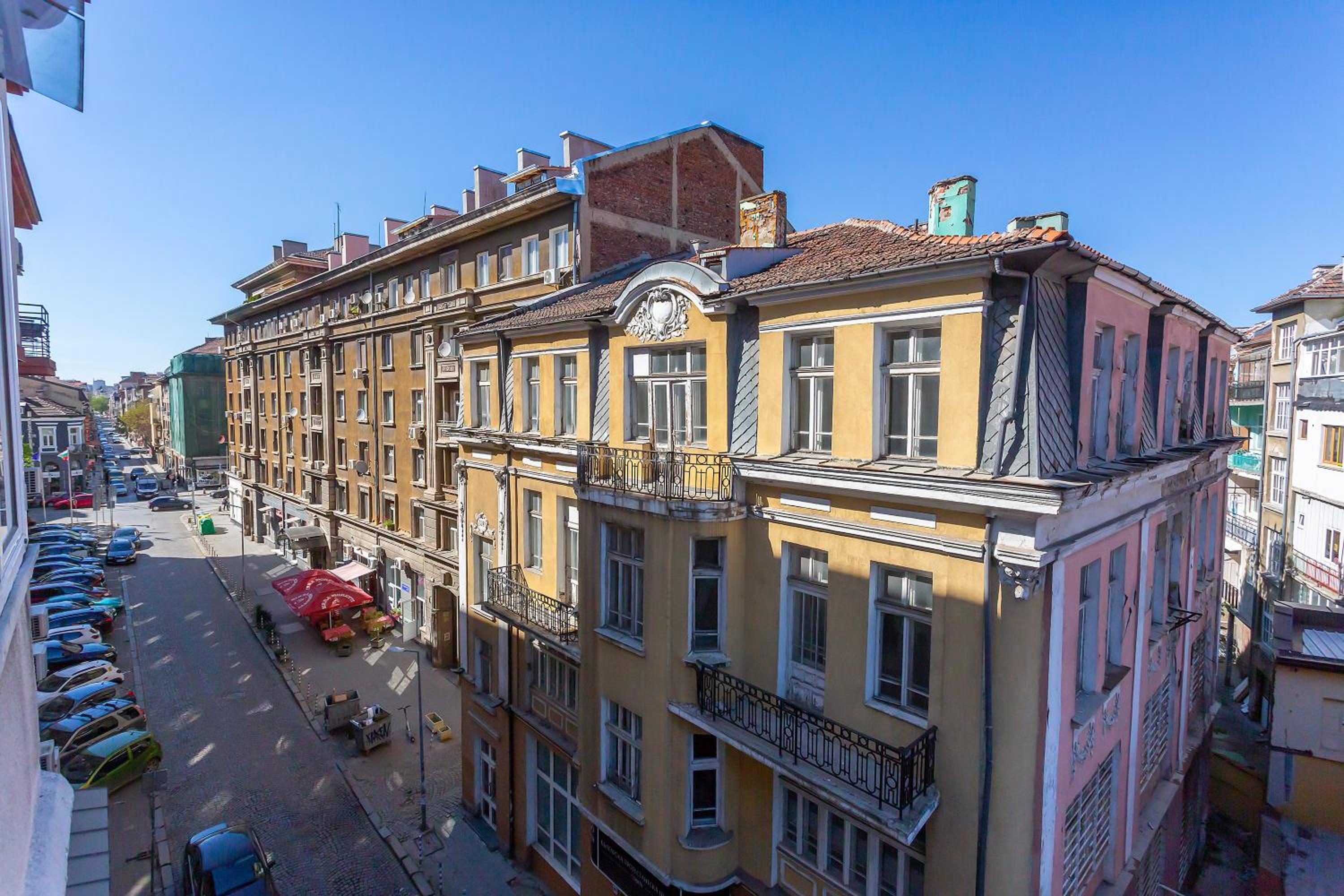 Urban Elegance Apartment