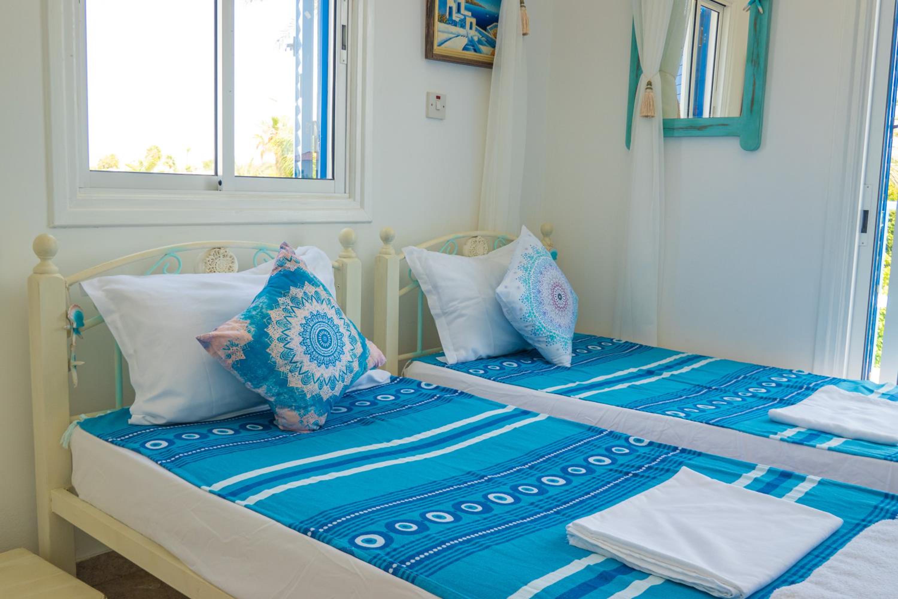 Greek Island Style 2 bedroom Villa with Pool next to the Sea