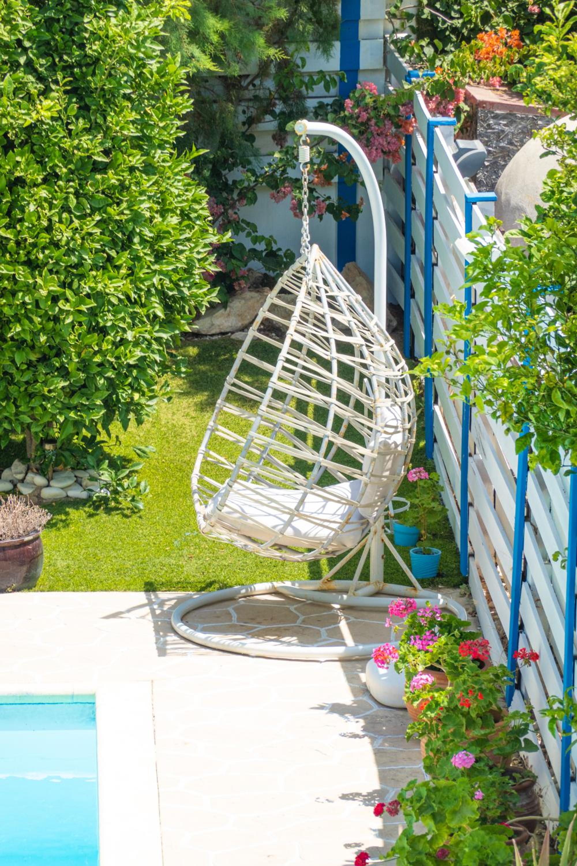 Greek Island Style 2 bedroom Villa with Pool next to the Sea
