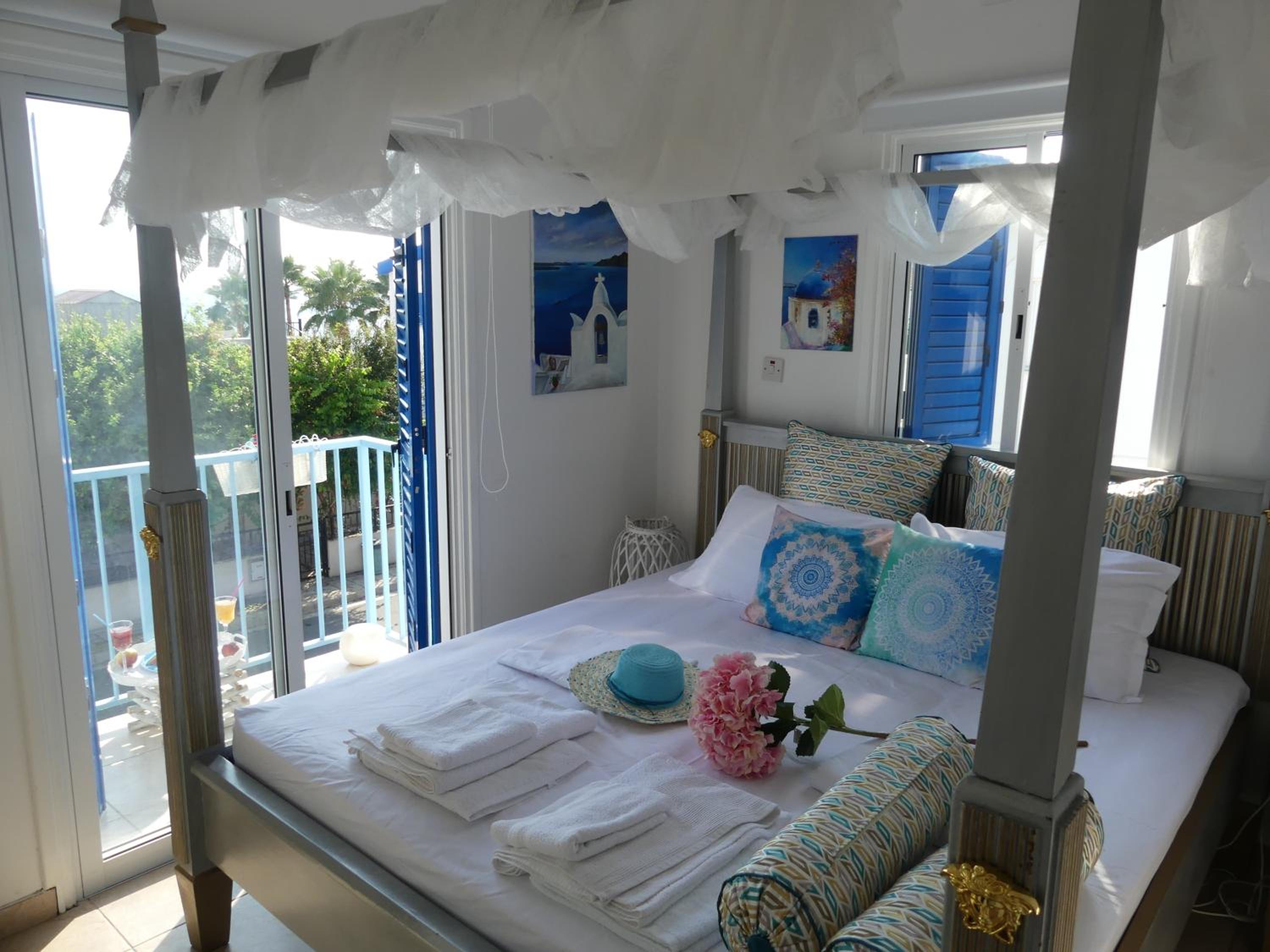 Hotel Greek Island Style 2 bedroom Villa with Pool next to the Sea - Image 1