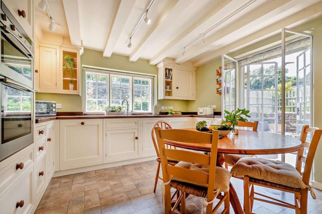 Entire Cottage in Burford Centre, Cotswolds view 2