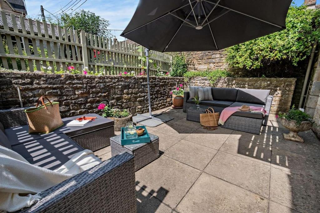 Entire Cottage in Burford Centre, Cotswolds view 4