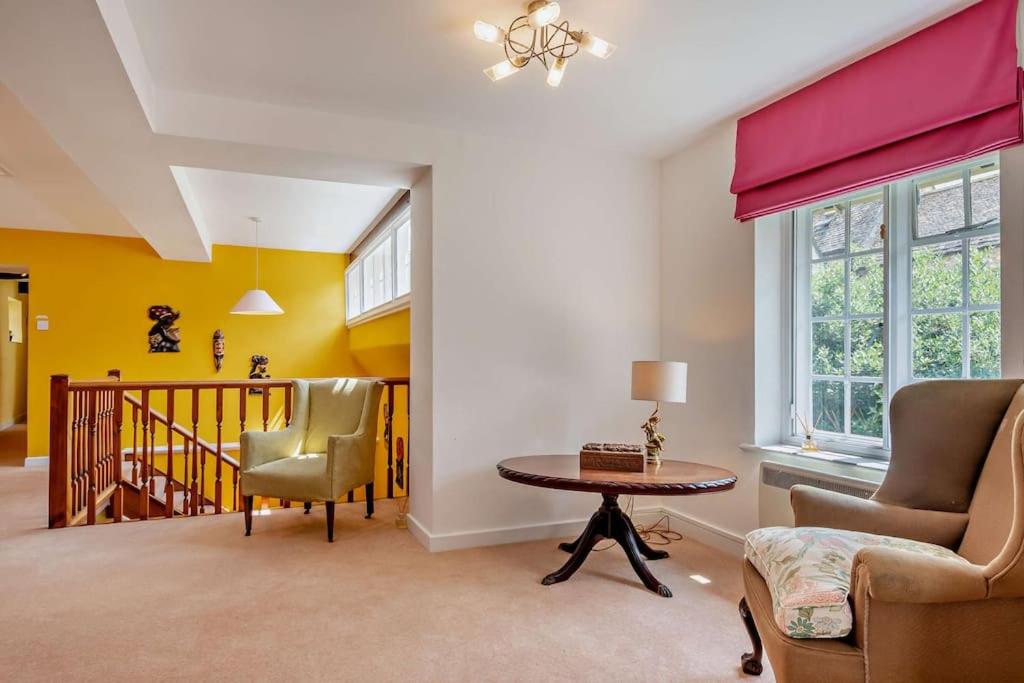 Entire Cottage in Burford Centre, Cotswolds view 5