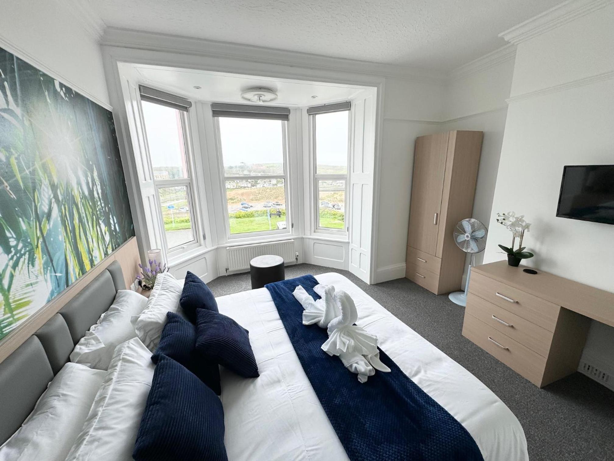 Atlantic House, Spectacular beach front luxury house, sleeps 22+