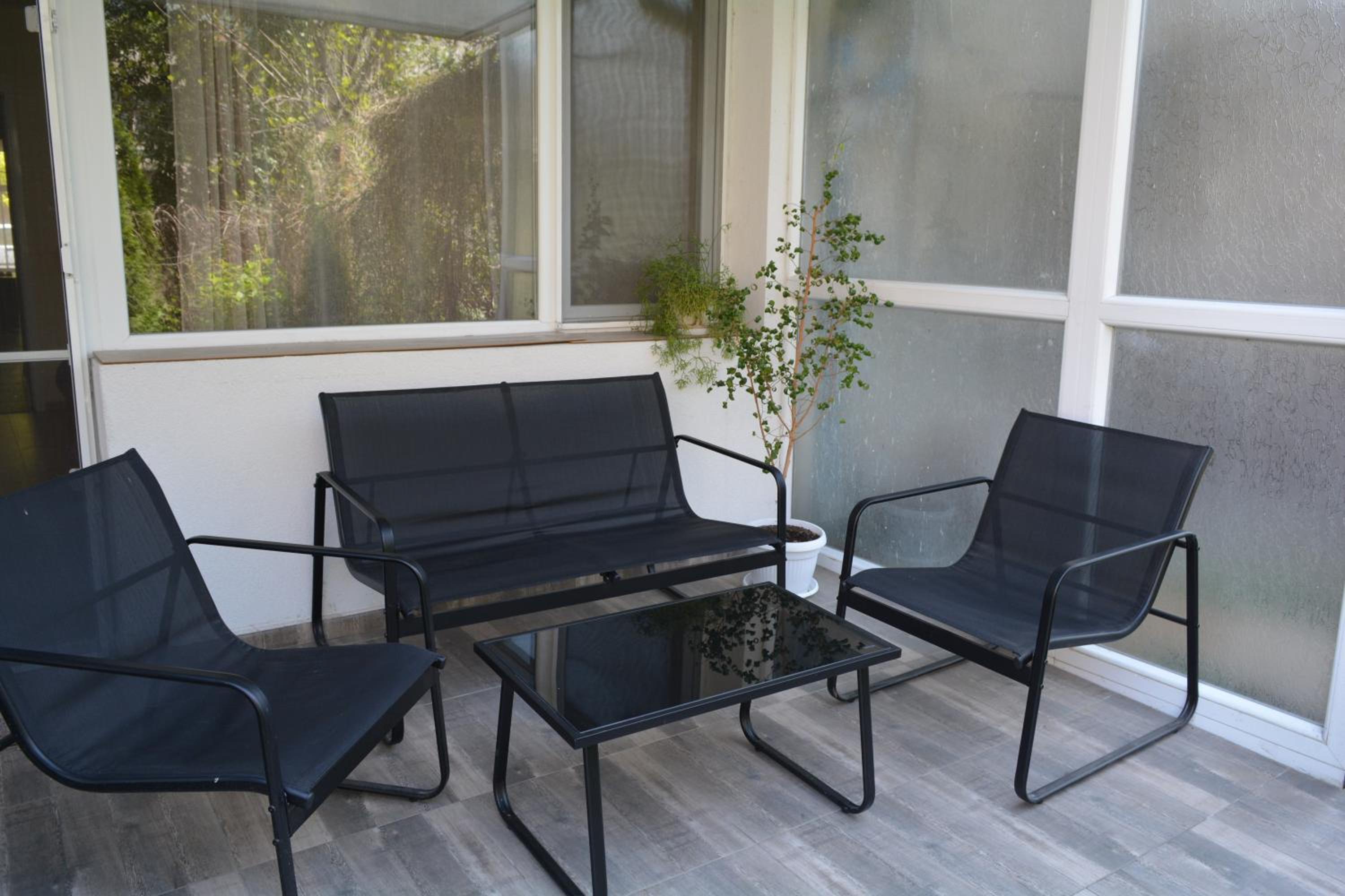 City Center Apartment with a Backyard
