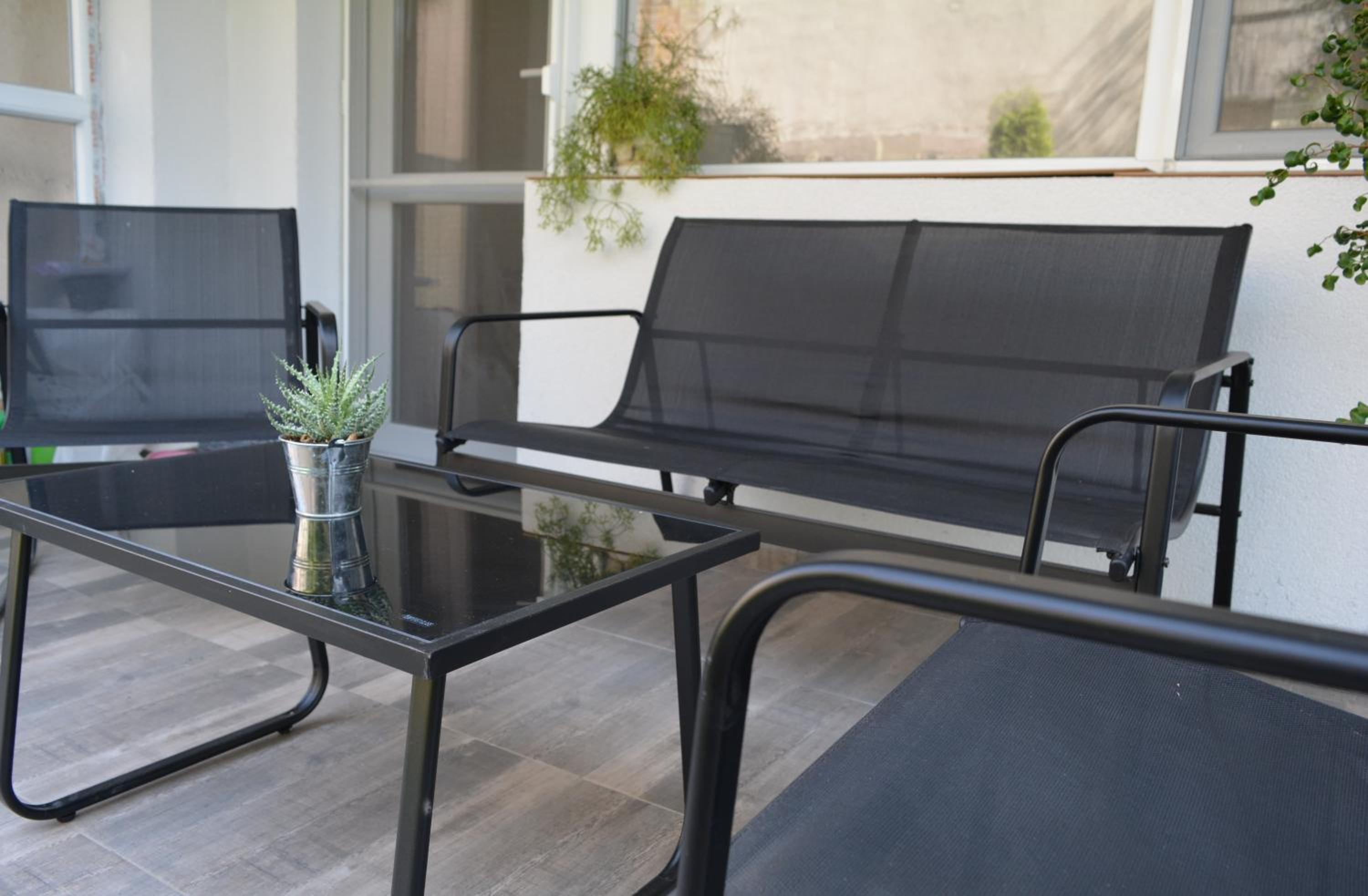 City Center Apartment with a Backyard