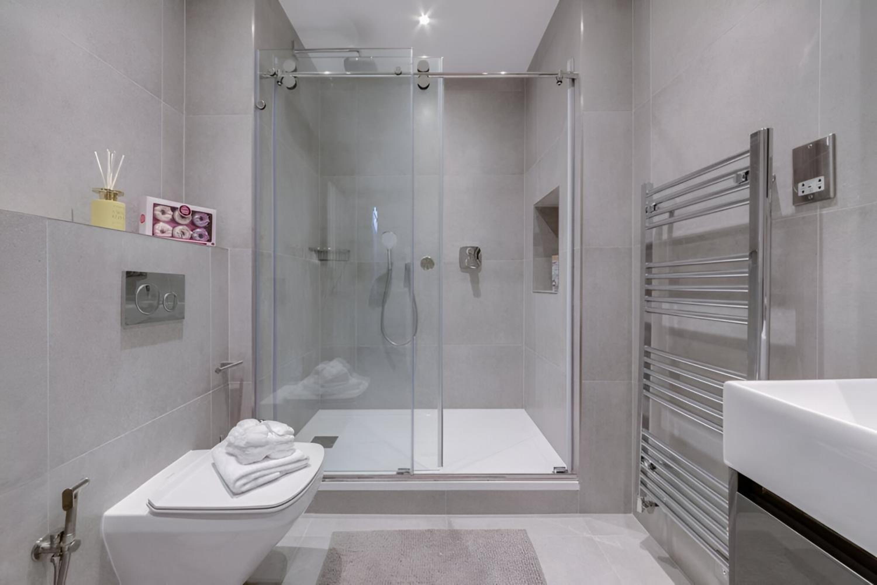 Luxury London 3 Bedroom Duplex with Pool Table - 4HS