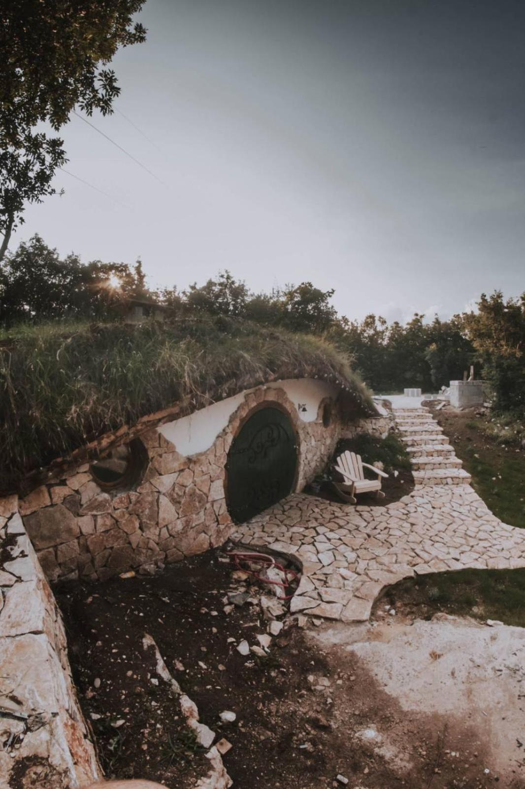 Mobbiton Mostar - Magical Underground Retreat