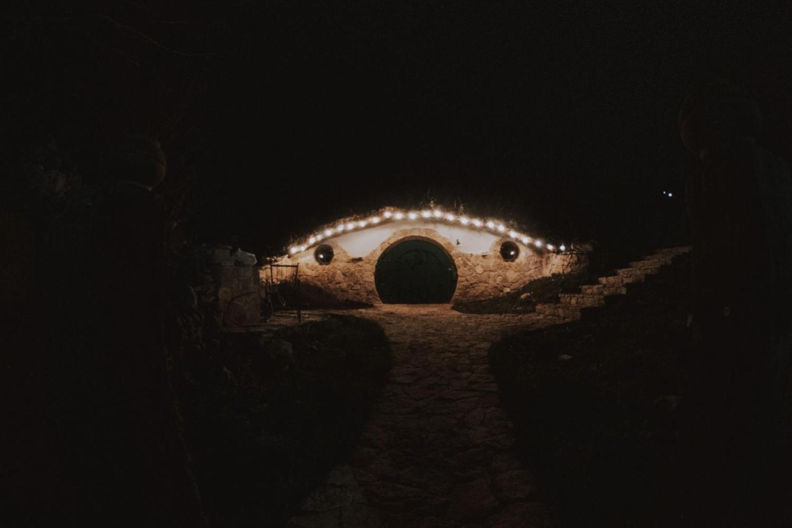 Mobbiton Mostar - Magical Underground Retreat