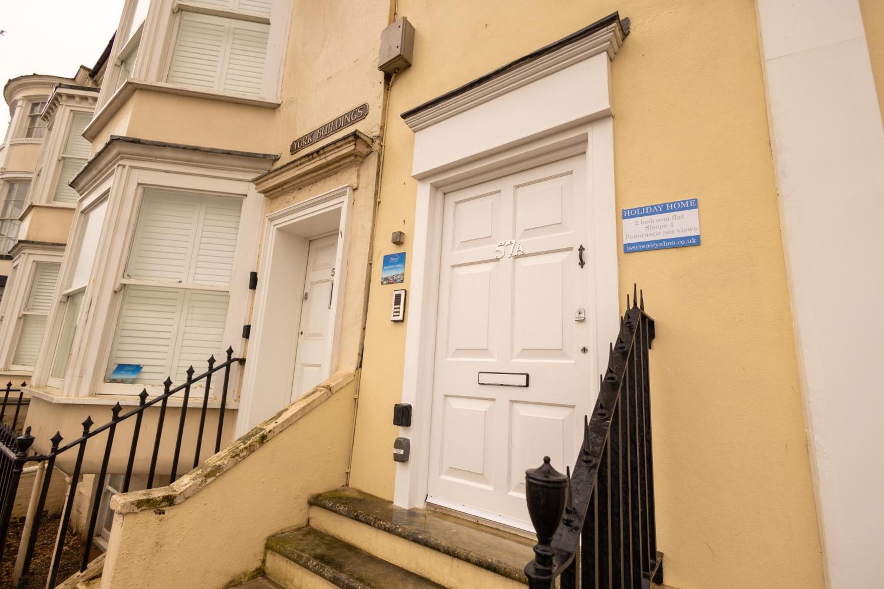 Beachside Gallery Flat Weymouth view 3
