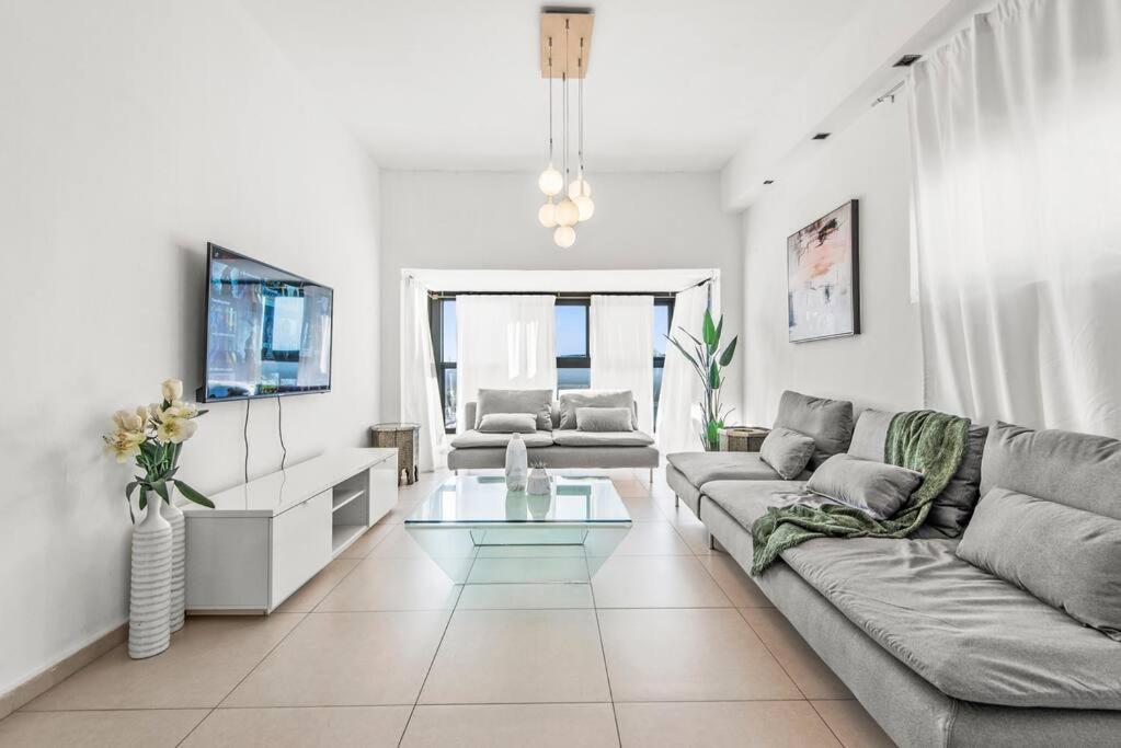 Mediterranean Vista Apartment in front of Gordon