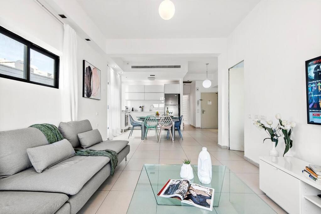 Mediterranean Vista Apartment in front of Gordon