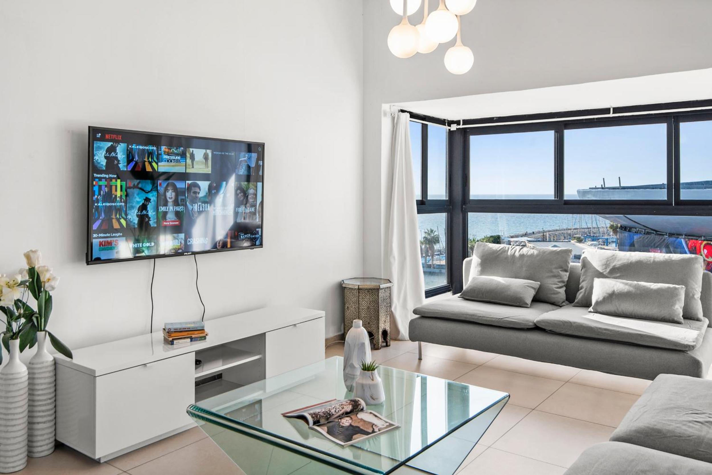 Mediterranean Vista Apartment in front of Gordon
