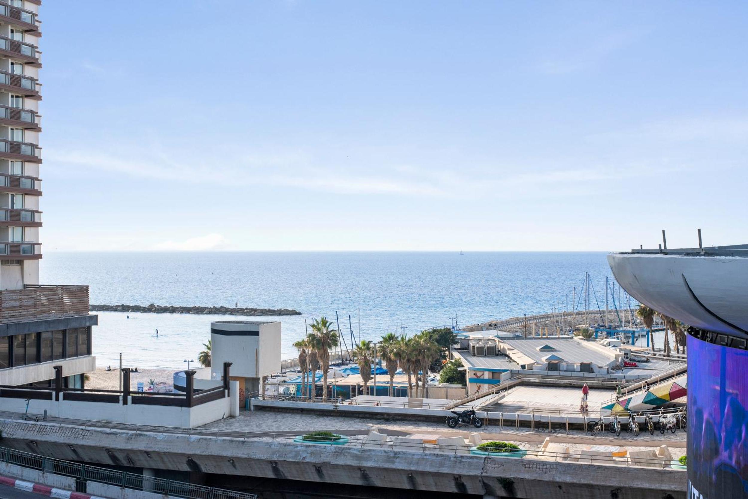 Mediterranean Vista Apartment in front of Gordon