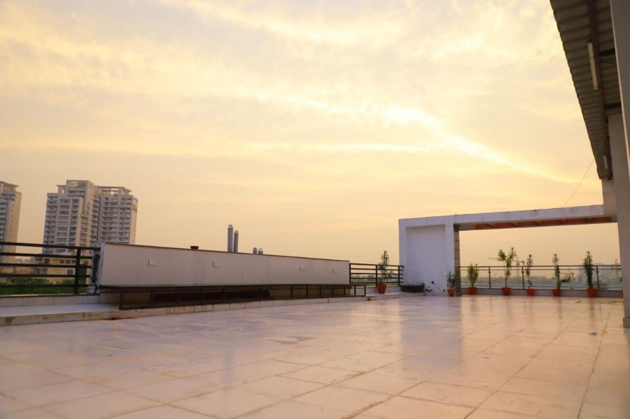 CoRoom Premium Business Hotel