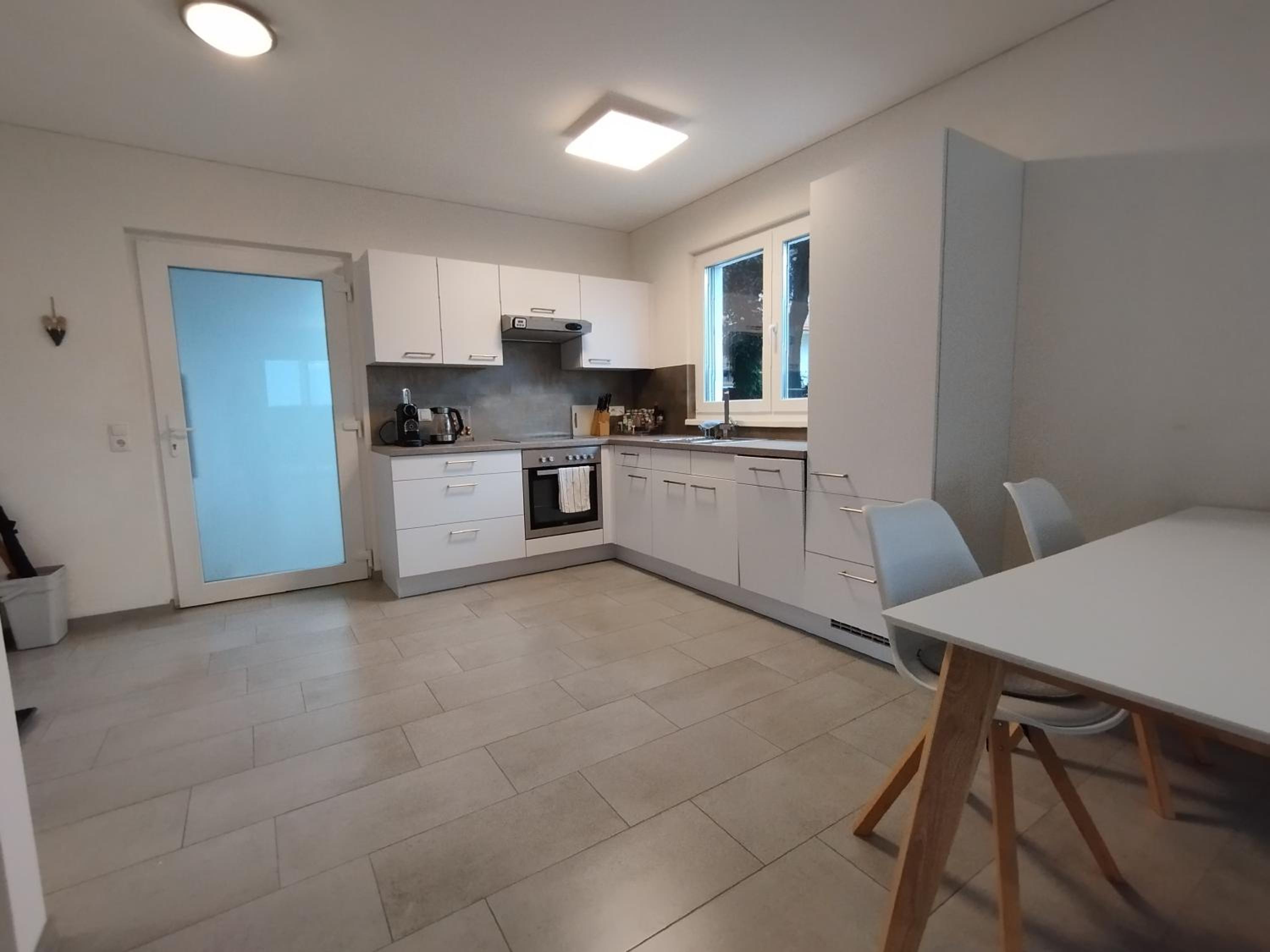 CROWN LIVING Design Apartment Altach - Ideal für Feriengäste und Geschäftsreisende, kostenloser Parkplatz, WLAN, Küche, Self Check-in