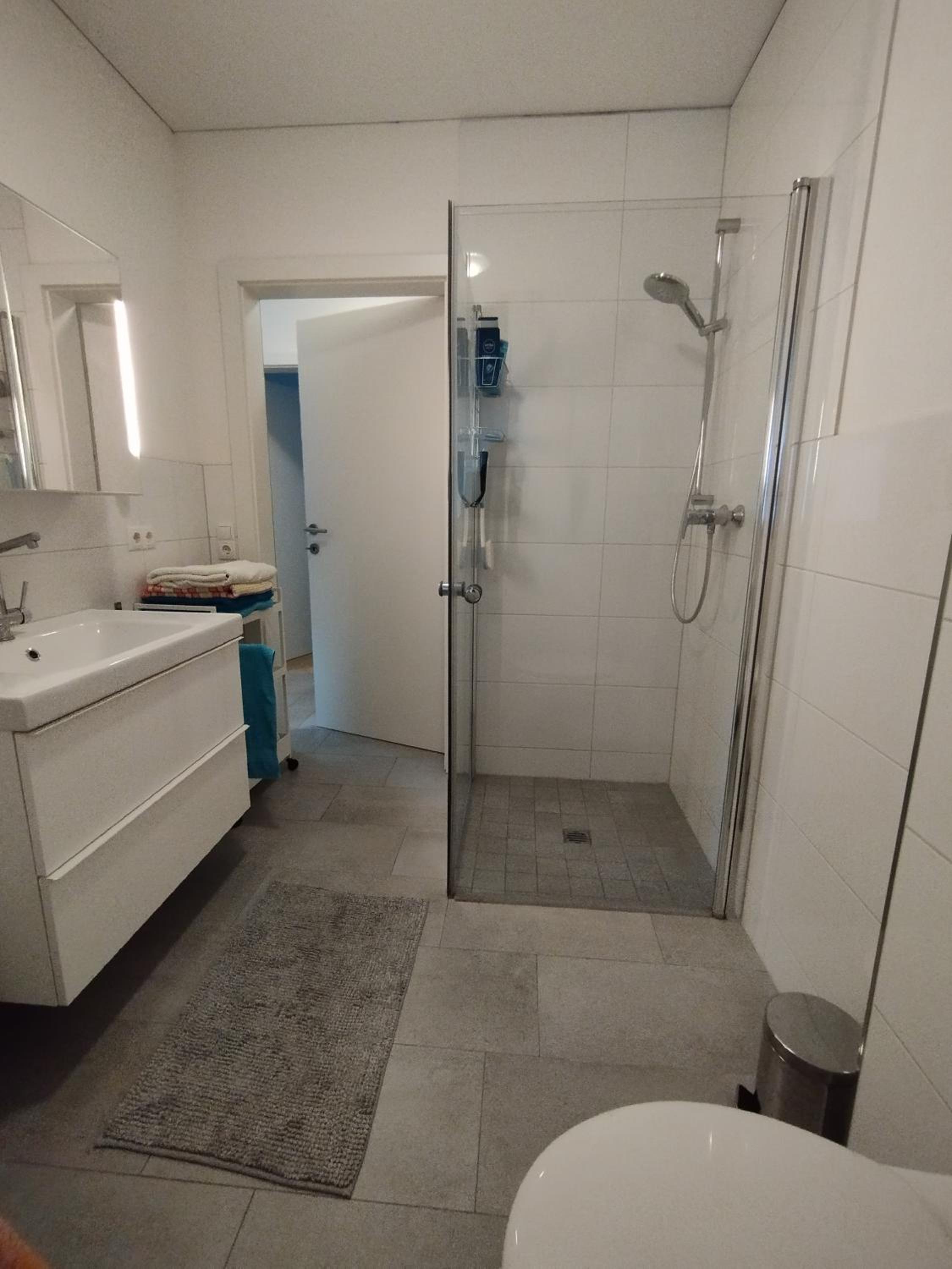 CROWN LIVING Design Apartment Altach - Ideal für Feriengäste und Geschäftsreisende, kostenloser Parkplatz, WLAN, Küche, Self Check-in